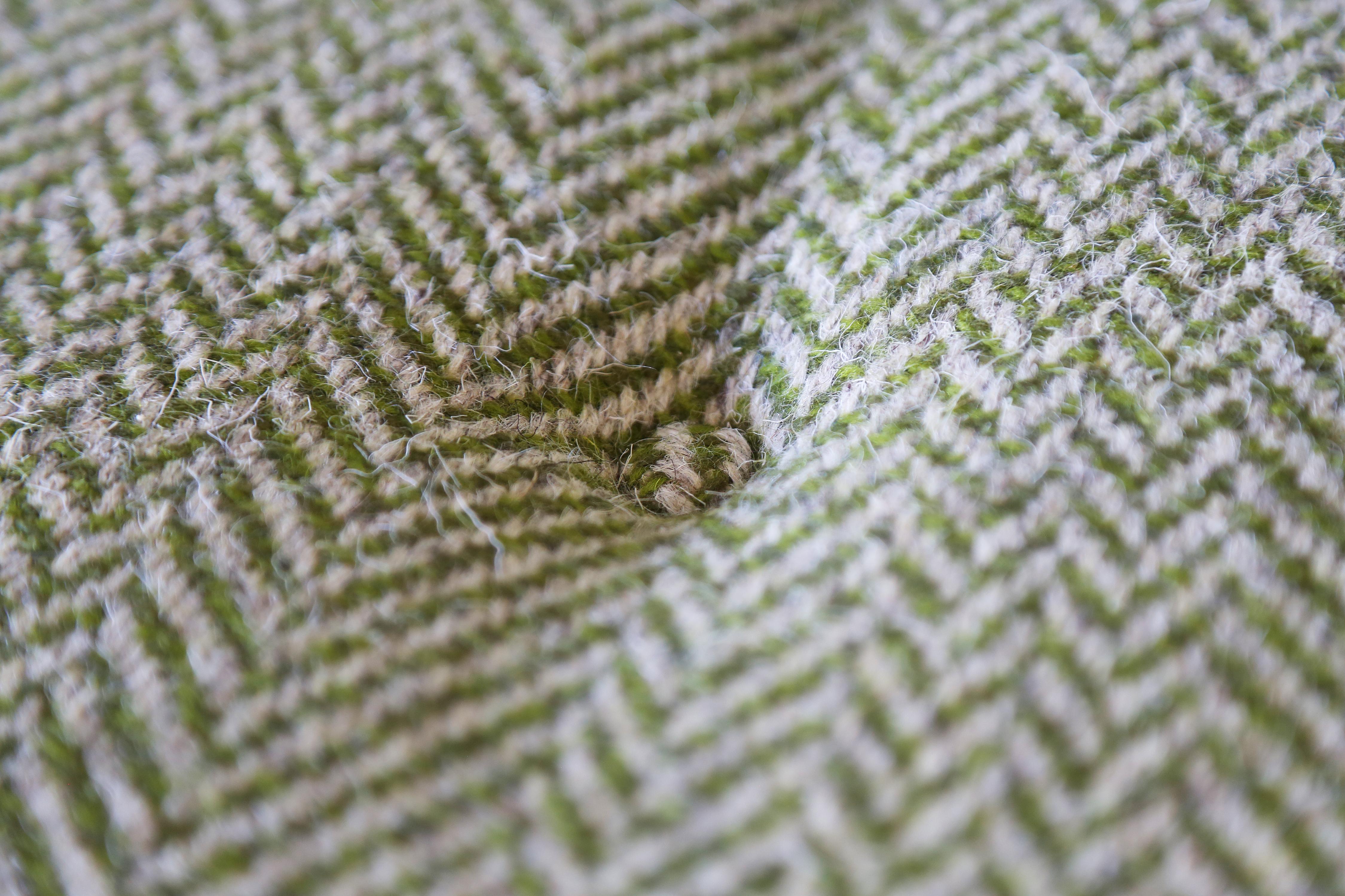 Milieu du XXe siècle 1950s Edward Wormley Canapé en laine Greene Greene modèle 5138 Base en acajou (2 avail) en vente