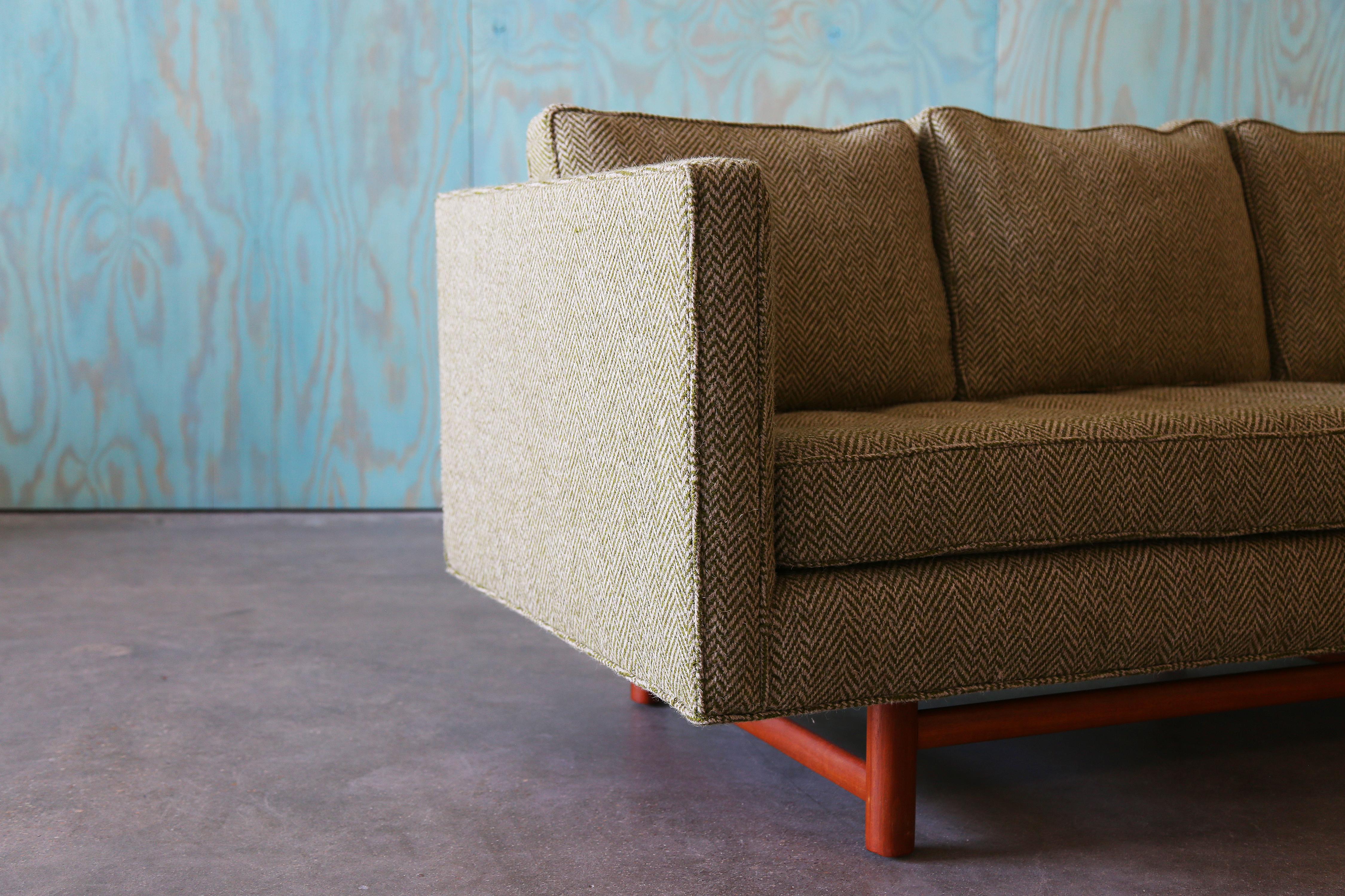 1950s Edward Wormley Canapé en laine Greene Greene modèle 5138 Base en acajou (2 avail) en vente 2