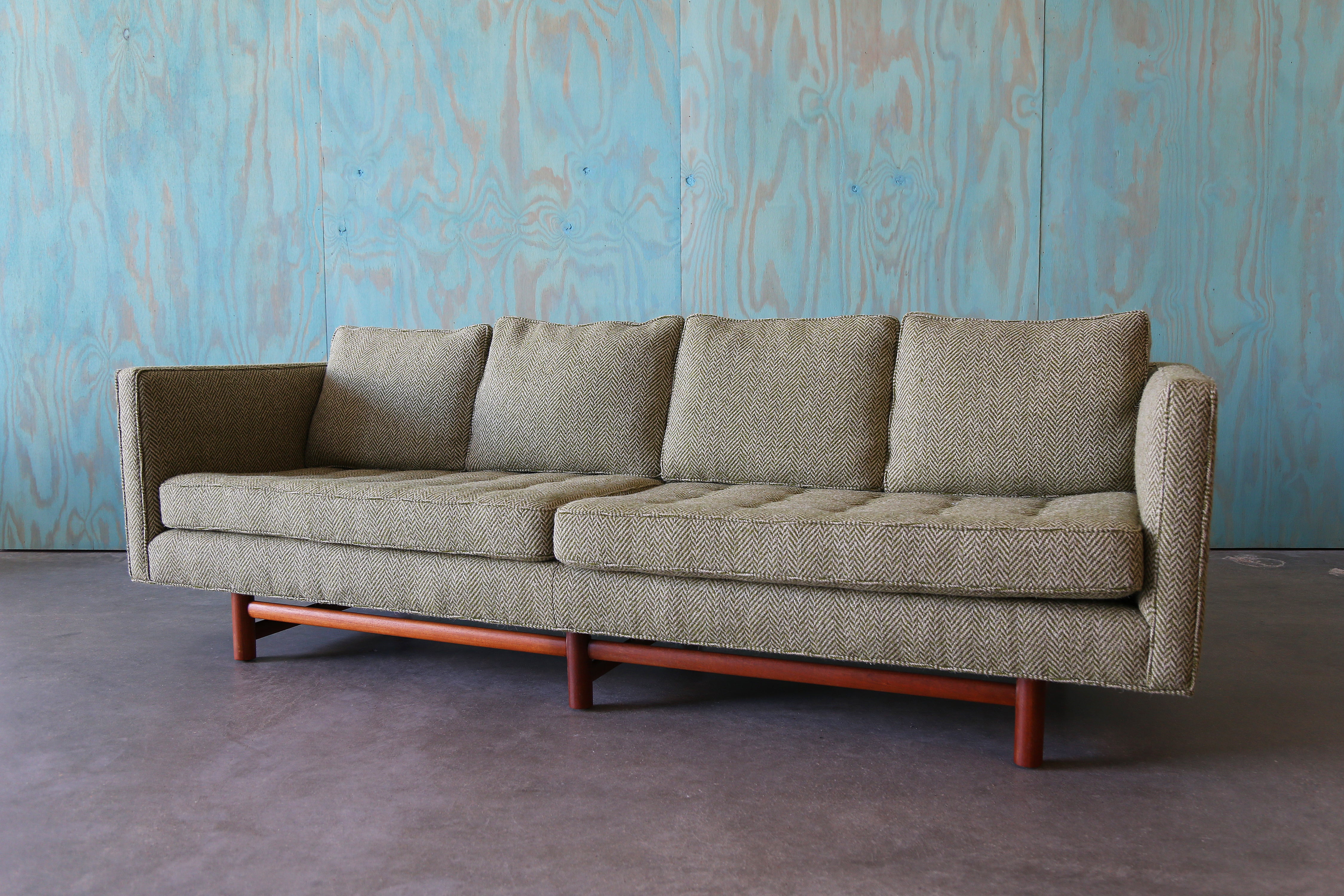 1950s Edward Wormley Canapé en laine Greene Greene modèle 5138 Base en acajou (2 avail) en vente