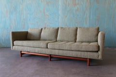 1950s Edward Wormley Canapé en laine Greene Greene modèle 5138 Base en acajou (2 avail)