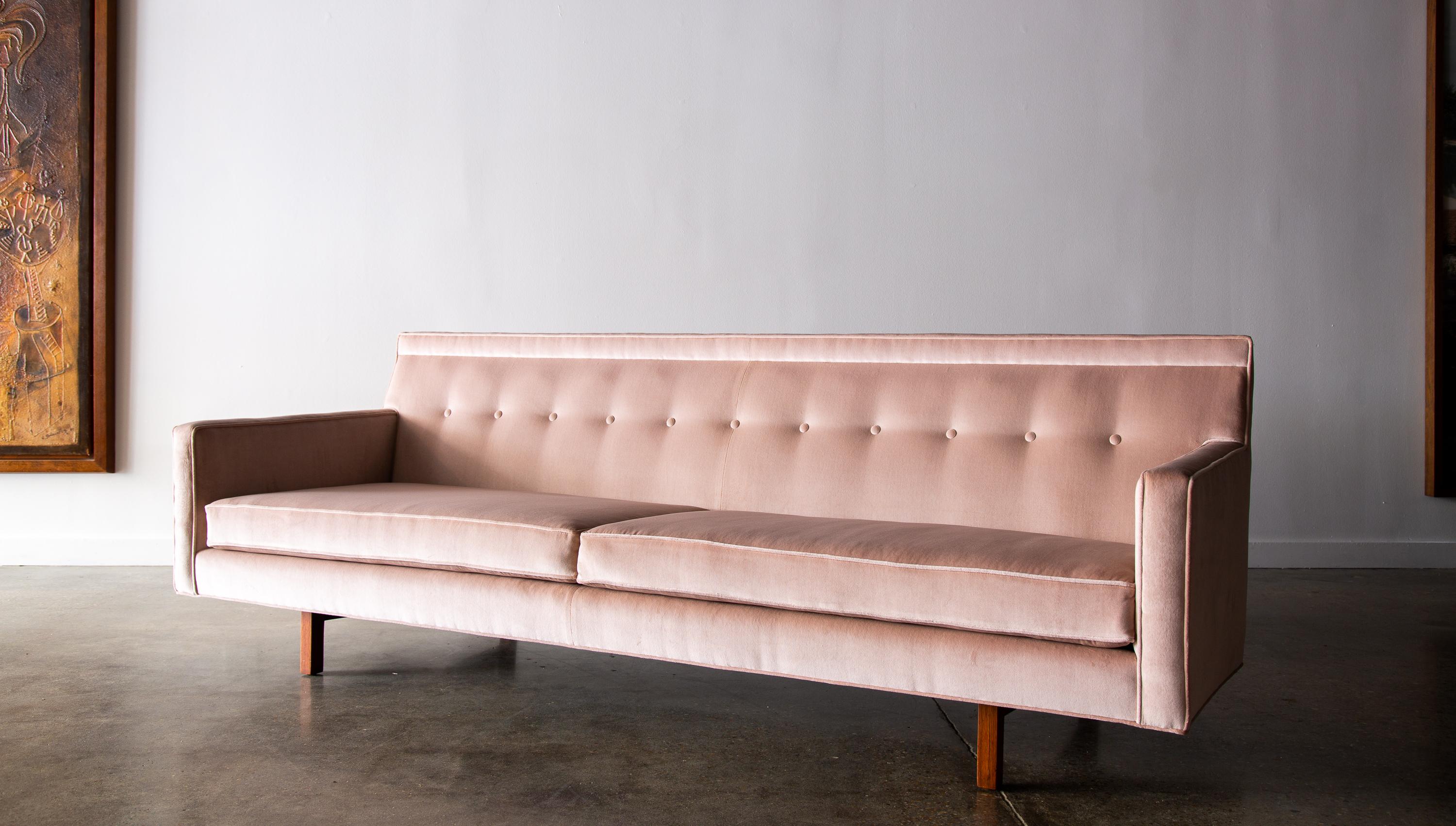 1950s Edward Wormley for Dunbar Bracket Back Sofa, Blush Velvet and mahogany For Sale 5