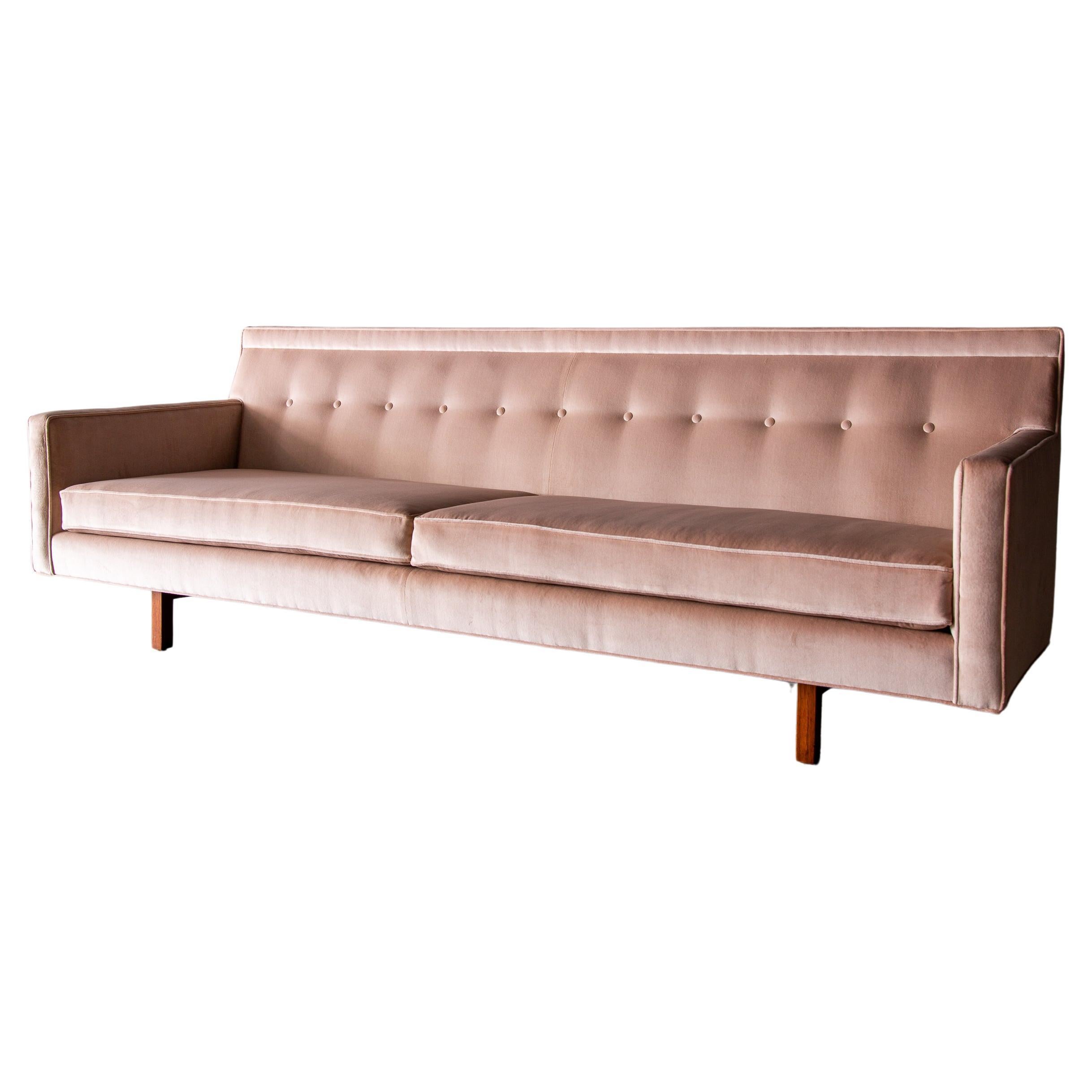 1950er Edward Wormley für Dunbar Sofa mit Klammerrückenlehne, schwarzer Samt und Mahagoni im Angebot