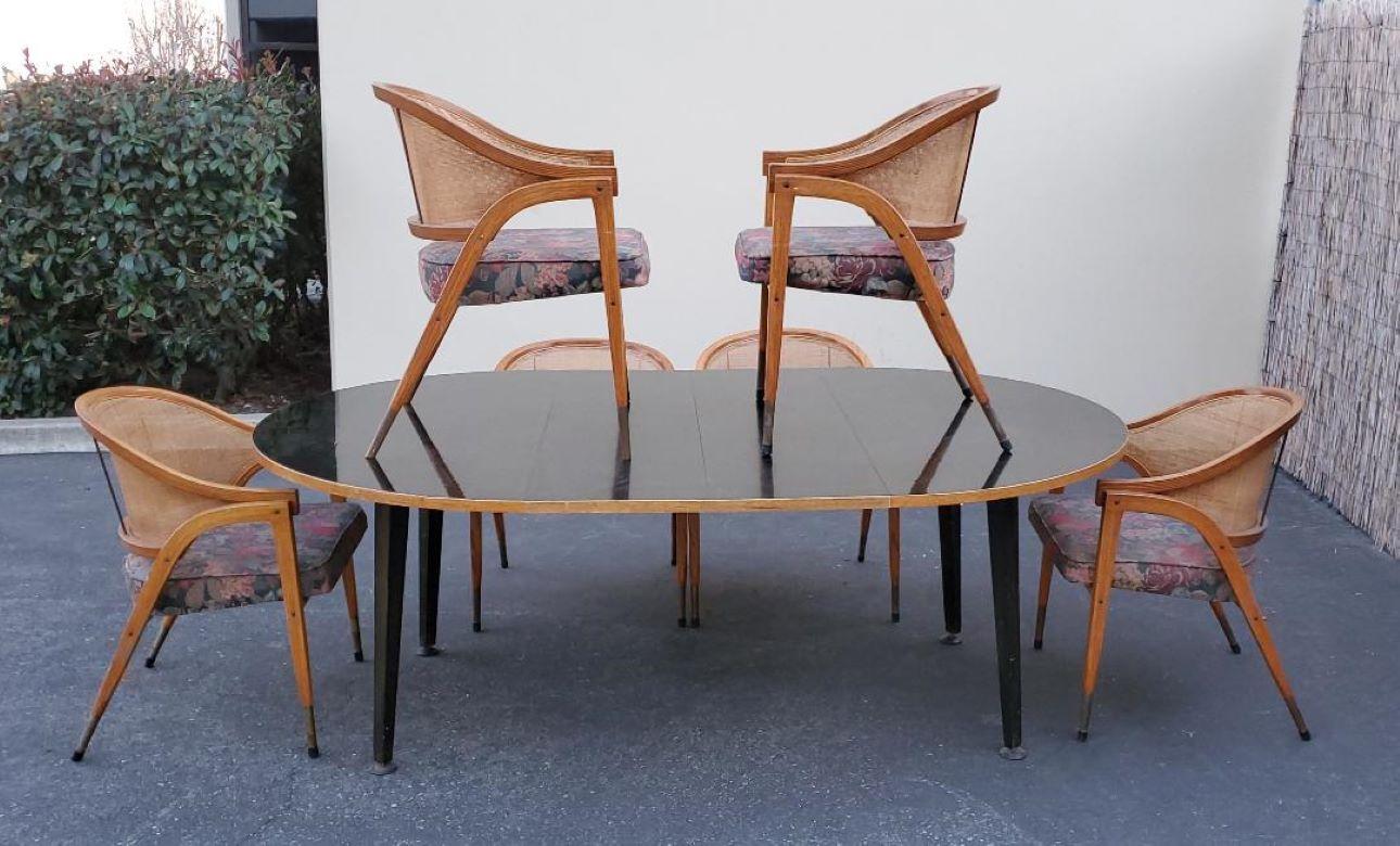 1950er Dunbar, Designer Edward Wormley Ausziehbarer Esstisch mit 2 Platten Modell 5462 mit 6 Stühlen Modell 5480.
Seltene Mid-Century Modern 1950s Edward Wormley Erweiterung Esstisch 2 Blätter und 6 a-Frame-Sessel.

Esstisch kann in der Dunbar