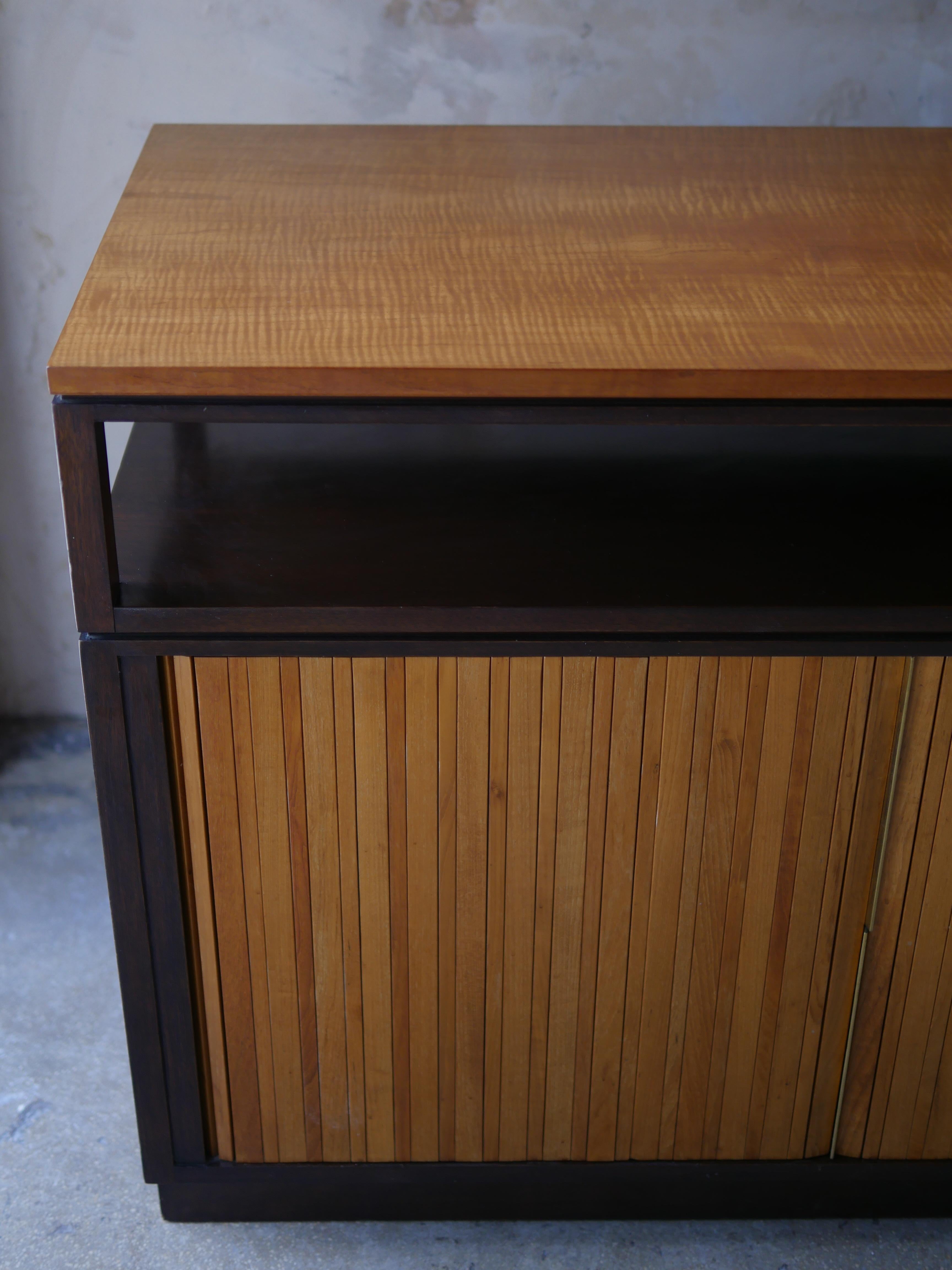 Armario con puerta de tambor de los años 50 Edward Wormley para Dunbar Model 959 Madera en venta