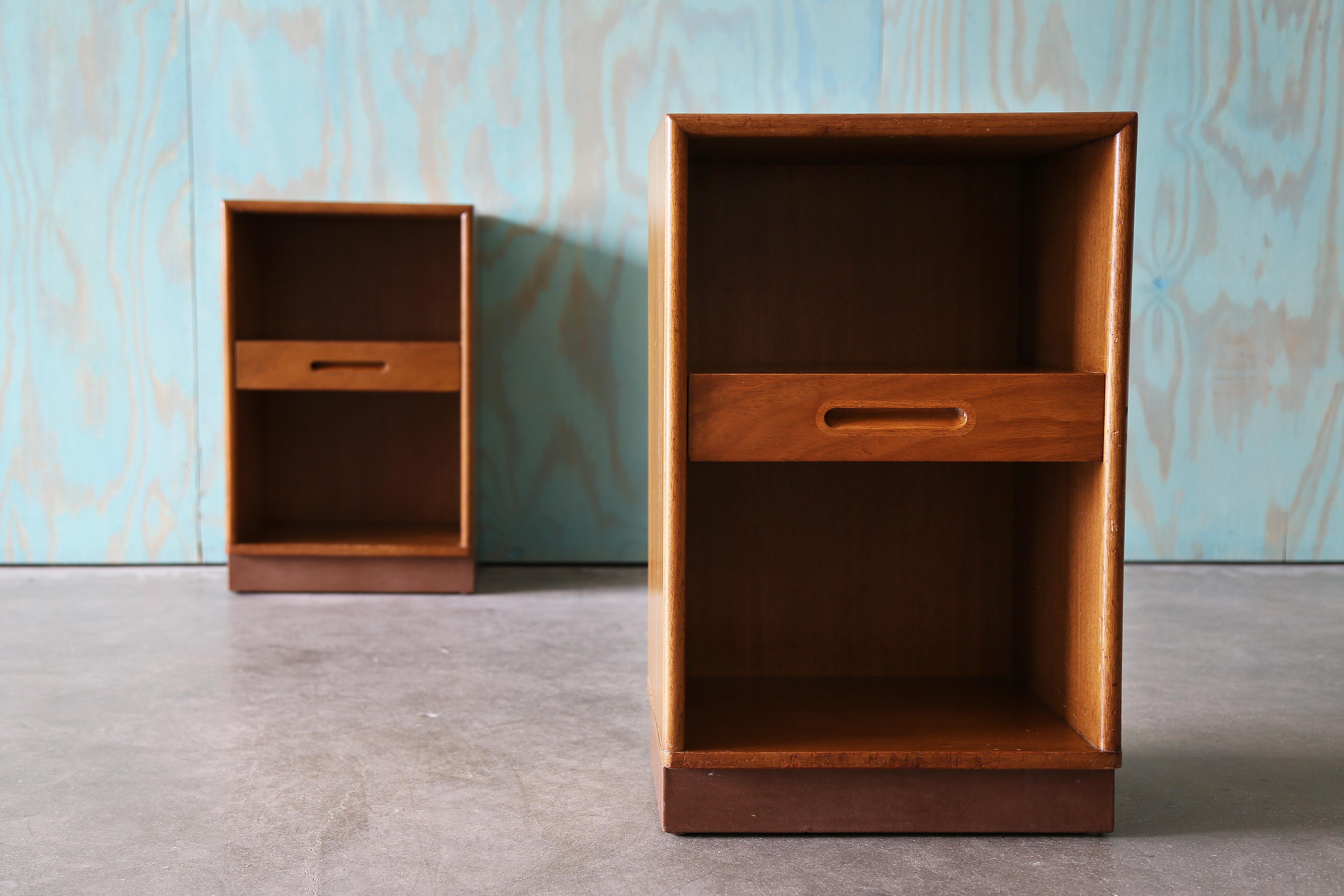 Élevez votre espace avec cette paire exceptionnelle de tables de nuit simples et épurées par Edward Wormley pour Dunbar Furniture. Mettant en valeur le mélange d'élégance discrète et de fonctionnalité raffinée propre à Eleg, ces pièces se