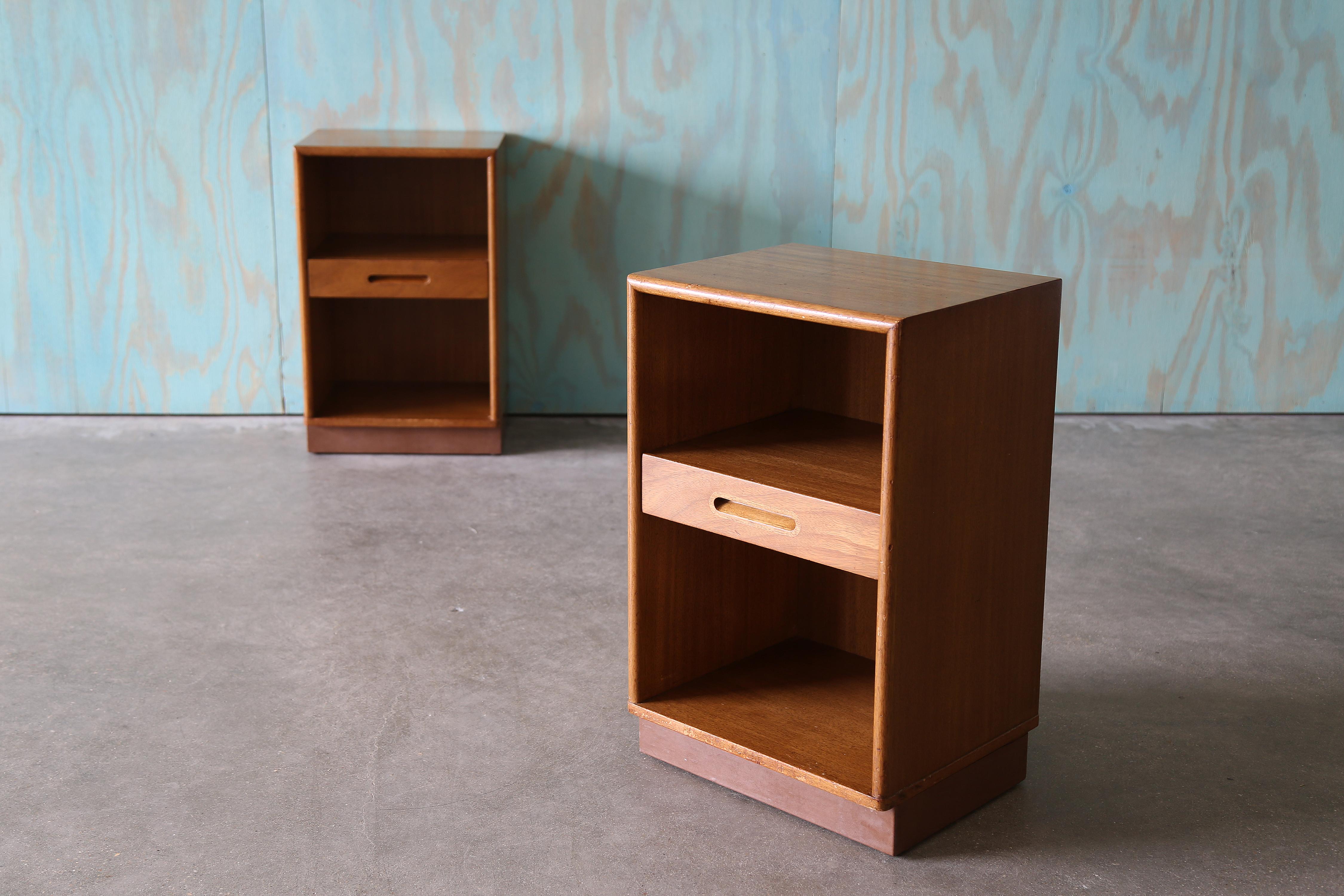 Mid-Century Modern Paire de tables de nuit en teck avec socles en cuir Edward Wormley pour Dunbar, années 1950 en vente