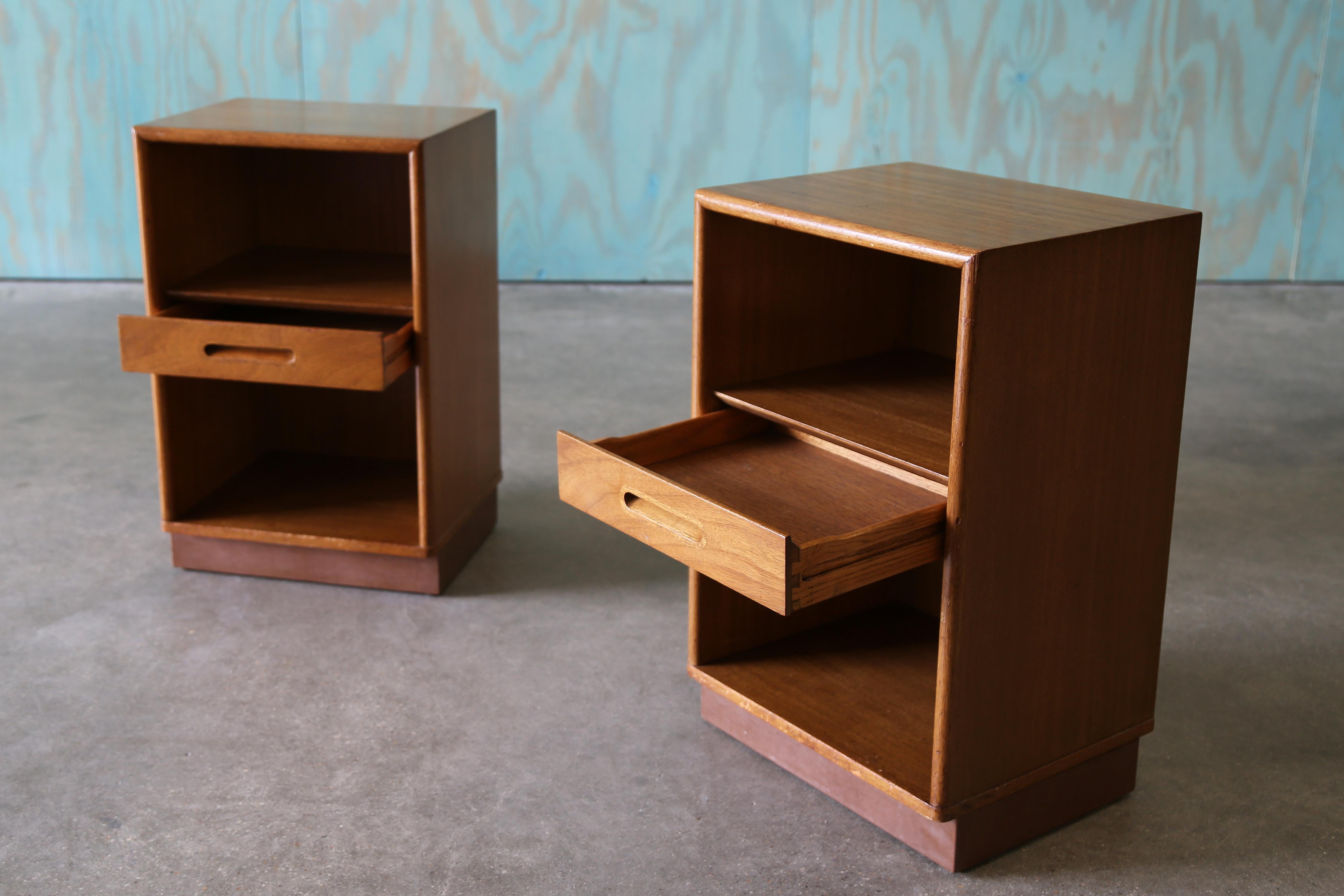 Américain Paire de tables de nuit en teck avec socles en cuir Edward Wormley pour Dunbar, années 1950 en vente