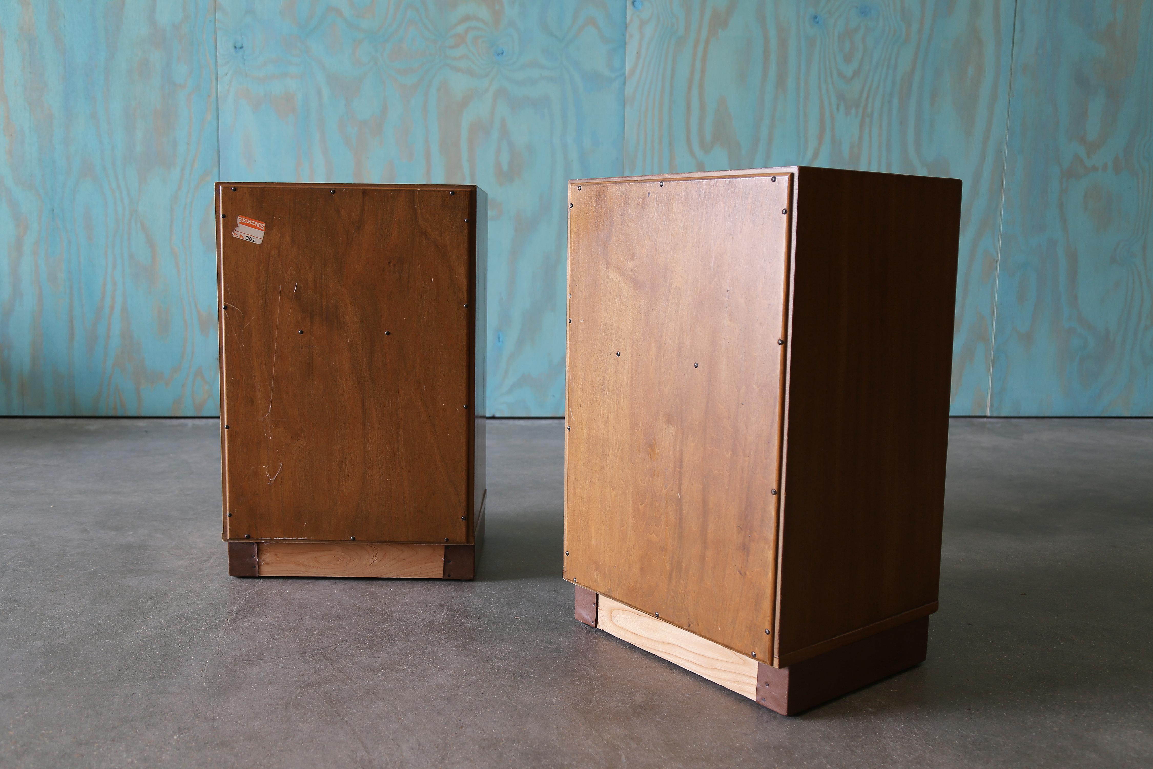 Milieu du XXe siècle Paire de tables de nuit en teck avec socles en cuir Edward Wormley pour Dunbar, années 1950 en vente
