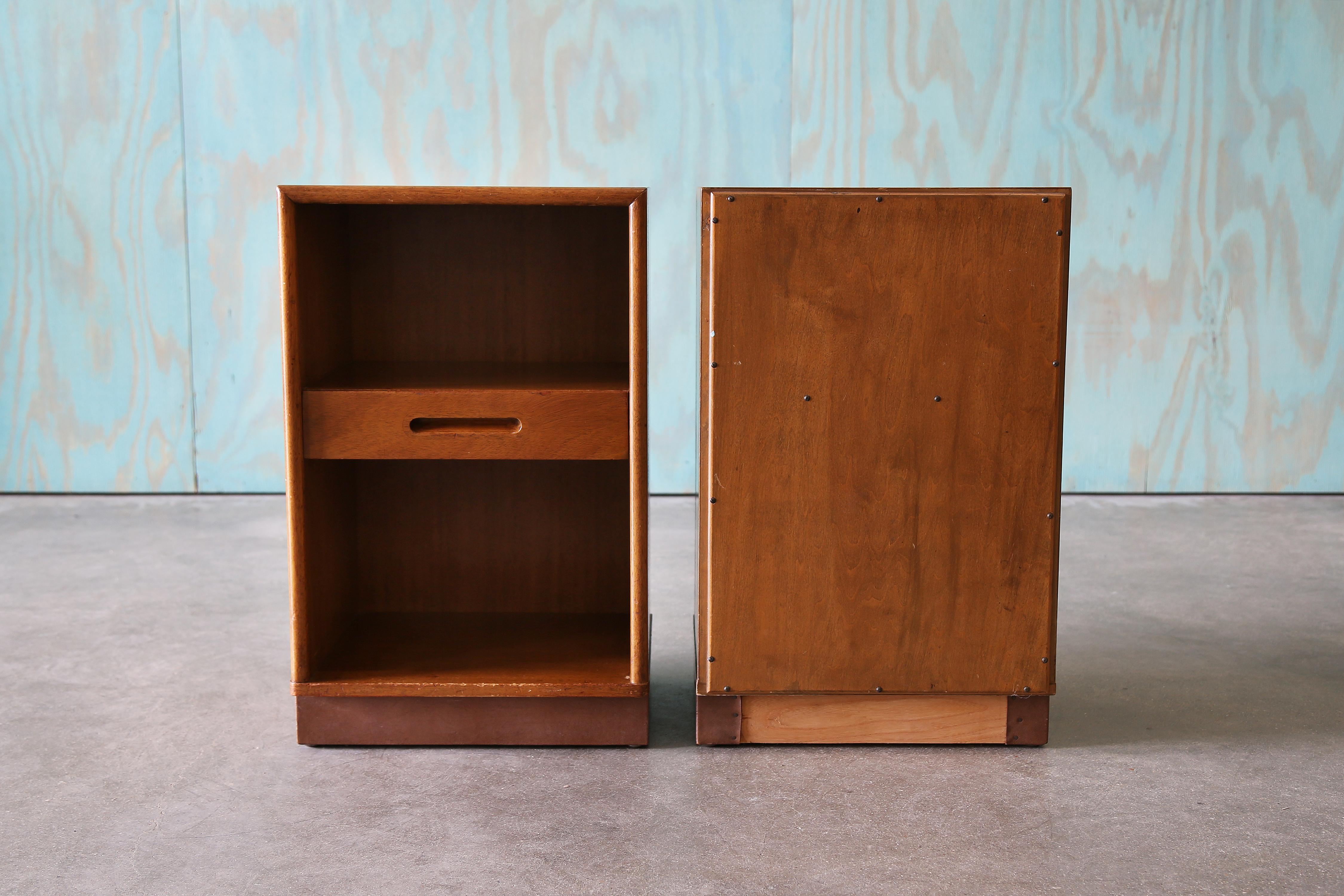 Cuir Paire de tables de nuit en teck avec socles en cuir Edward Wormley pour Dunbar, années 1950 en vente