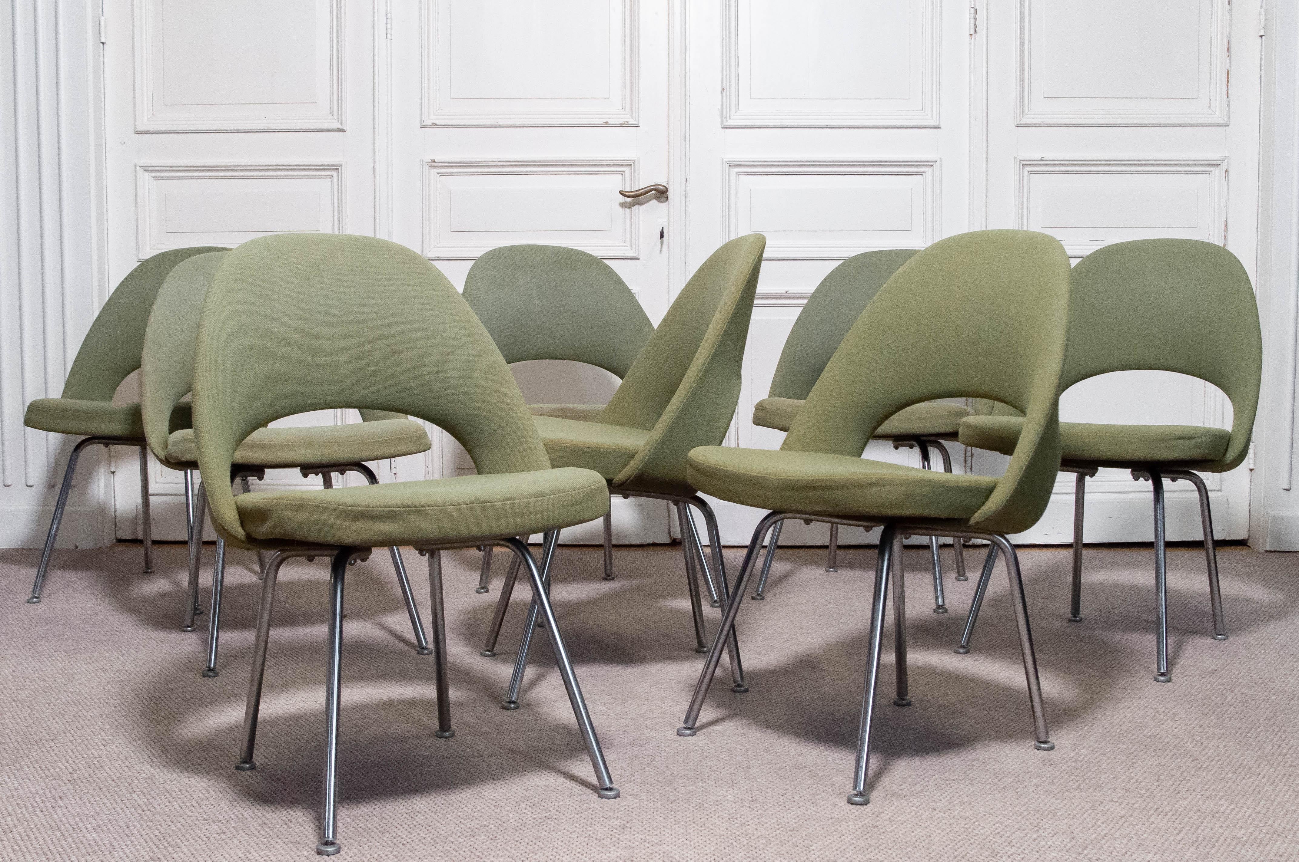 Rare ensemble de huit chaises de conférence modèle 72, conçues en 1948 par Eero Saarinen pour Knoll International, États-Unis, et produites sous licence par Nordiska Kompaniet en Suède. Ces chaises, qui font partie de la révolutionnaire Conference