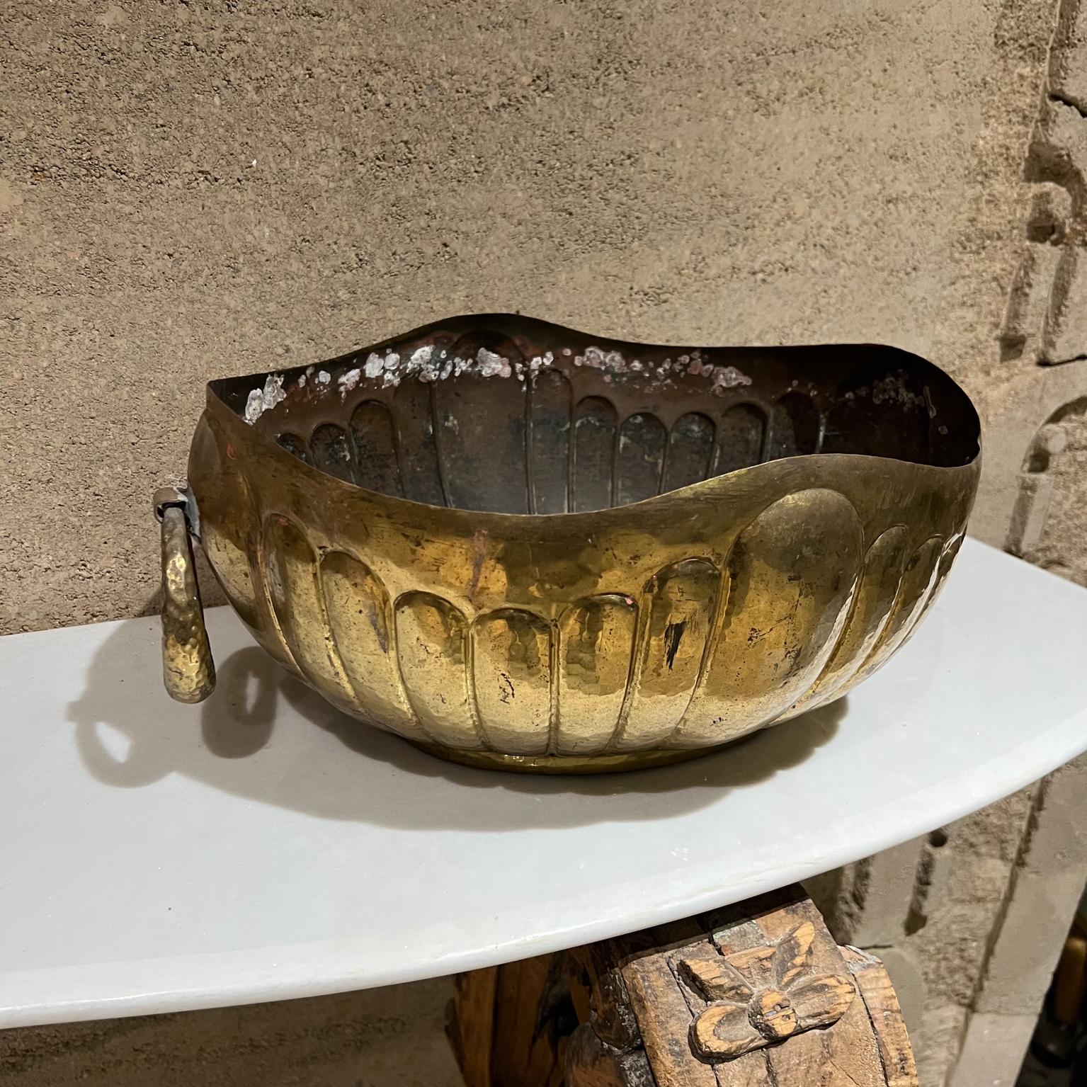 Mid-Century Modern 1950s Egidio Casagrande Italian Hammered Brass Centerpiece Bowl Italy For Sale