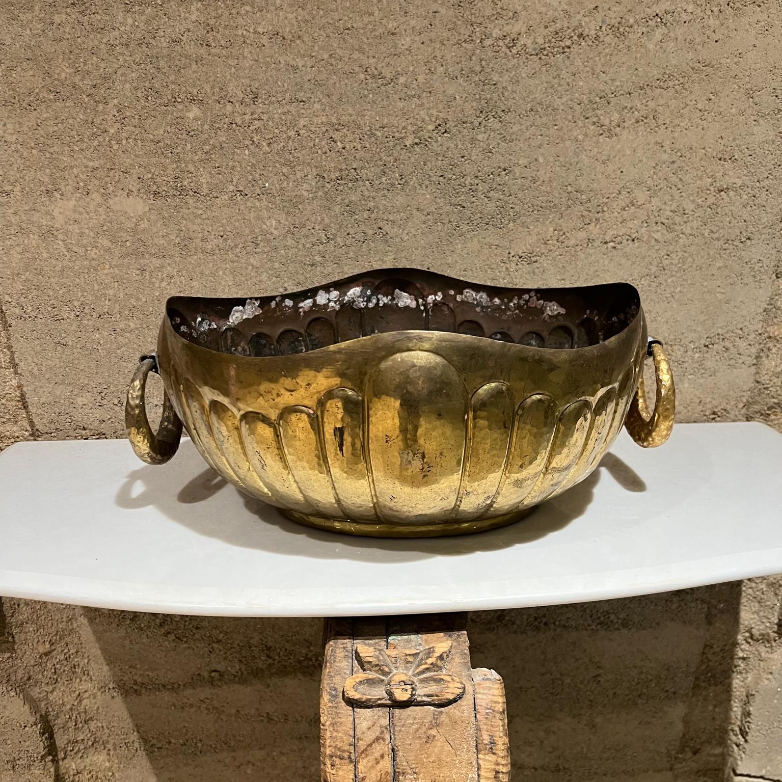 1950s Egidio Casagrande Italian Hammered Brass Centerpiece Bowl Italy In Good Condition For Sale In Chula Vista, CA