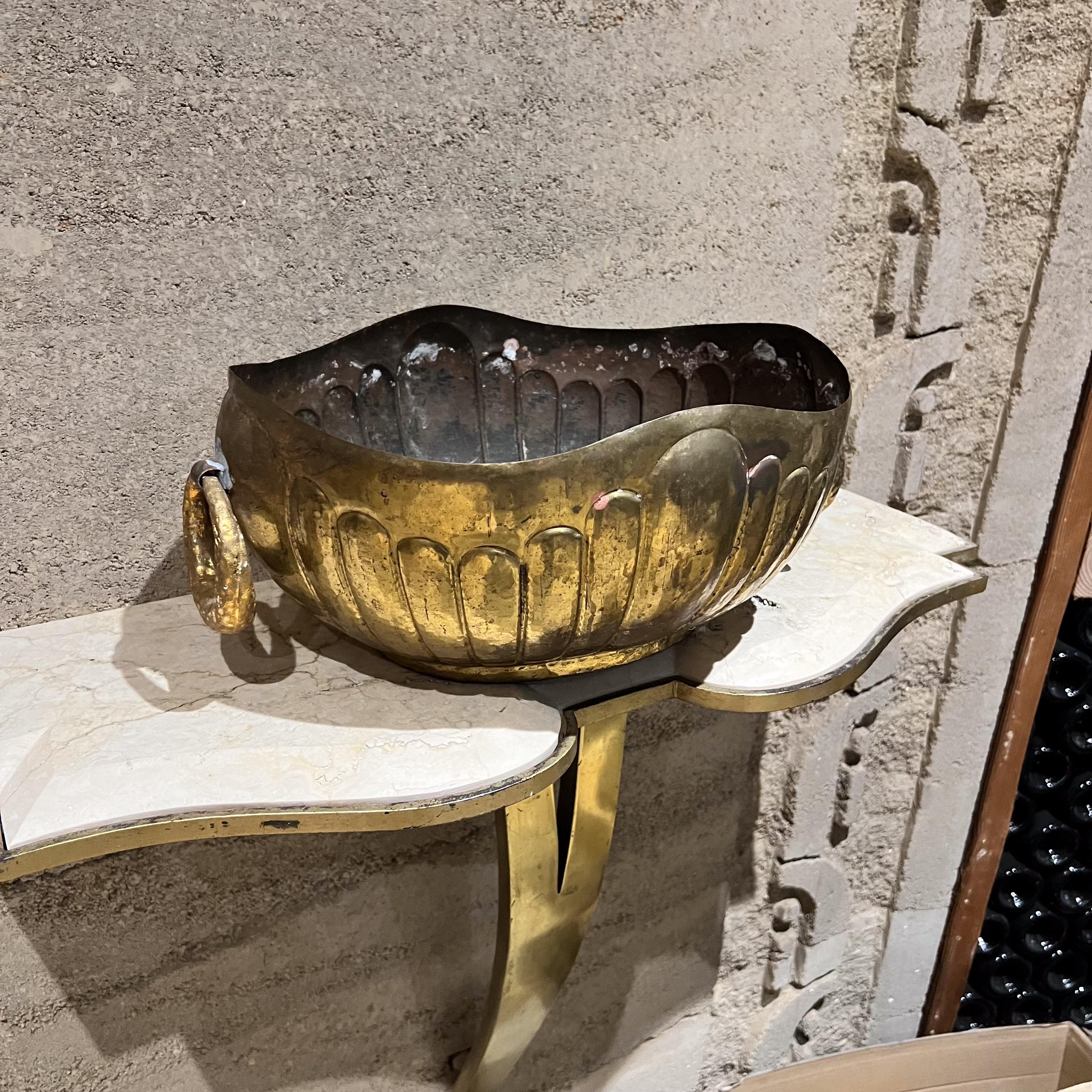 1950 Egidio Casagrande Centrotavola in ottone martellato Italia in vendita 4