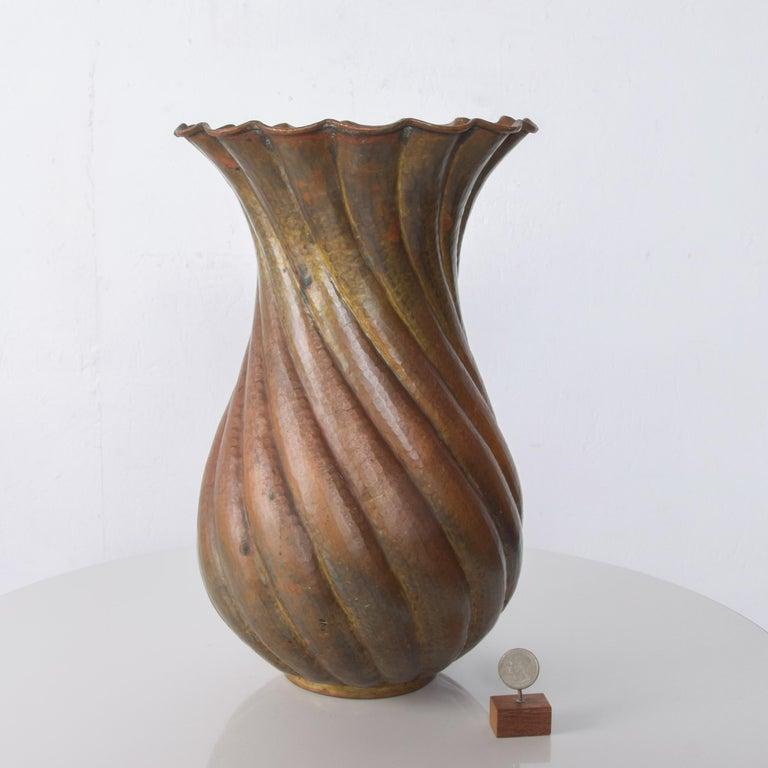 AMBIANIC presenta
Vaso in ottone patinato del primo modernista Egidio Casagrande Italia
Timbro del fabbricante.
13,75 H. x 8,5 di diametro.
Ottime condizioni vintage non restaurate.
Sfumature di marrone e oro patinato.
Non nuovo, presenta segni di