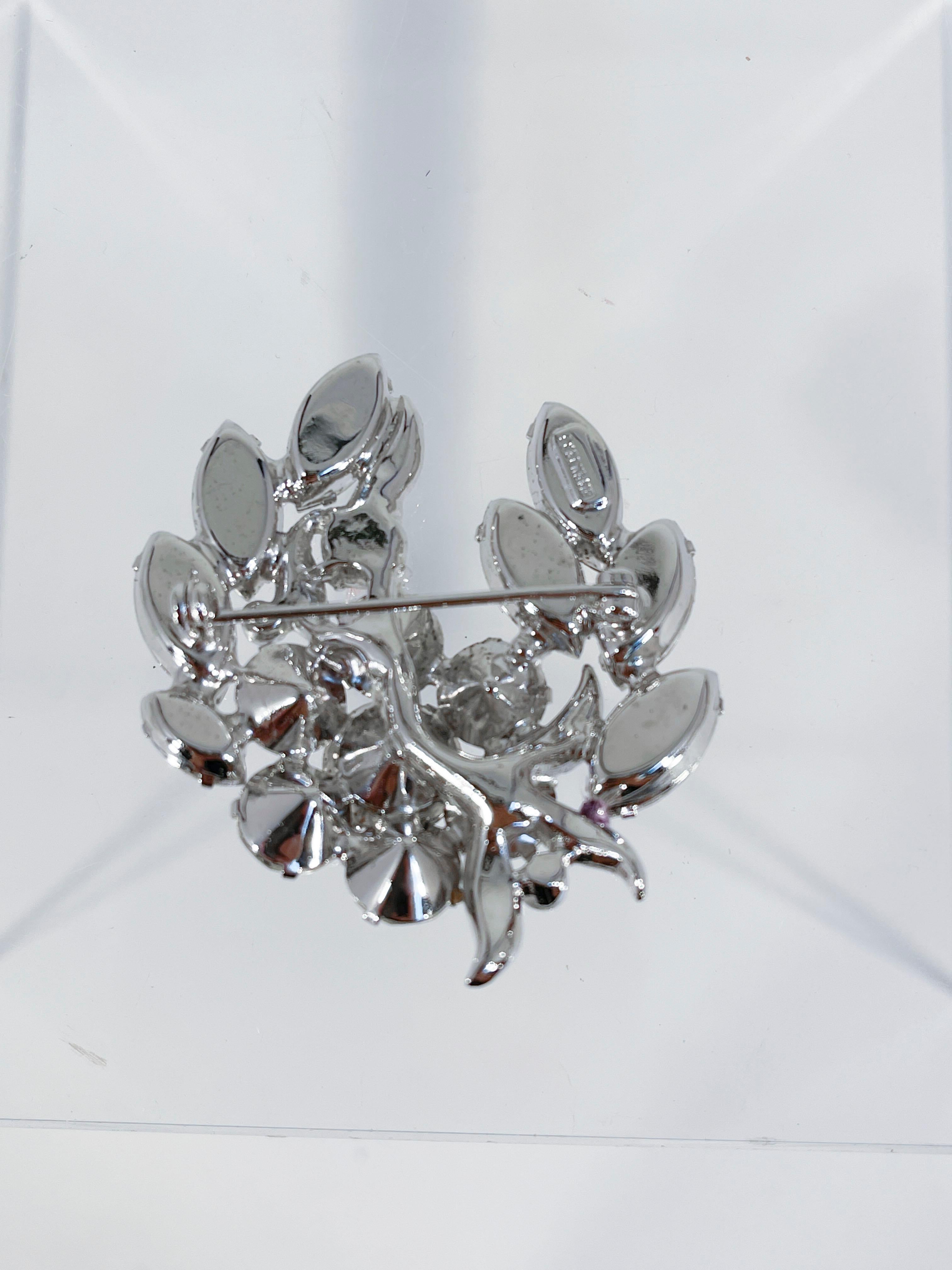 1950s Eisenberg brilliant clear multi-cut rhinestone brooch in a natural foliage motif. The back has a long and standard brooch pin and lock.