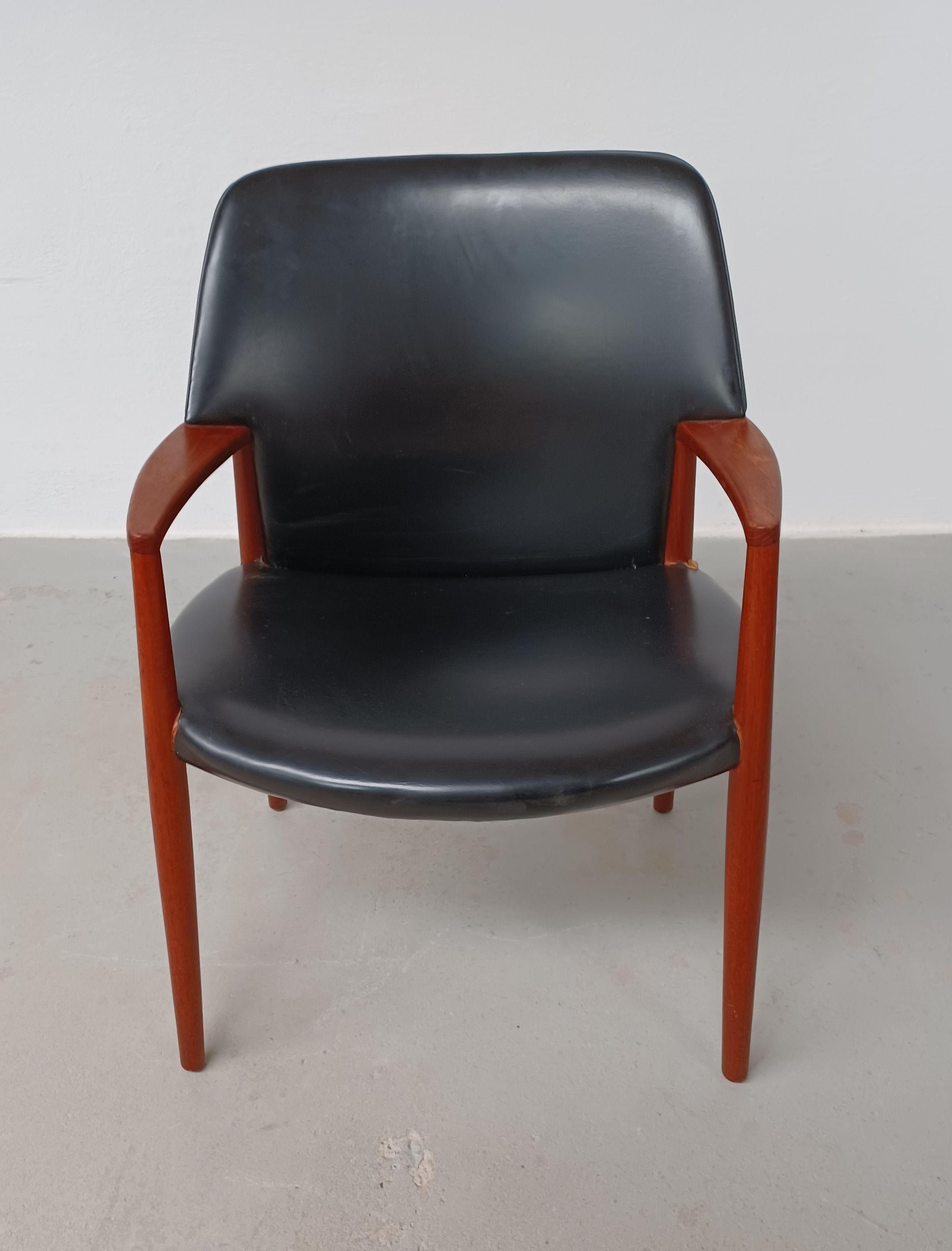 1950s Ejnar Larsen, Aksel Bender Madsen fully restored costumizable armchair in teak.

The armchair is with it's full backrest a rare version of Aksel Bender Madsen & Ejnar Larsens model 4205 designed in 1955 for Fritz Hansen.

The well designed and