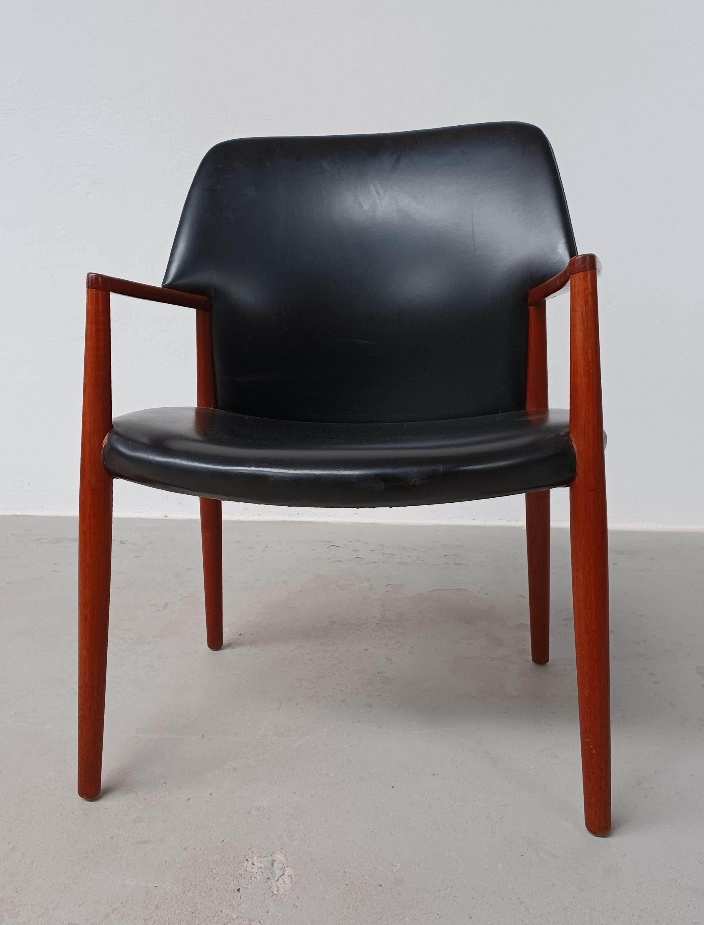Mid-Century Modern 1950s Ejnar Larsen, Aksel Bender Madsen Fully Restored Customizable Armchair For Sale