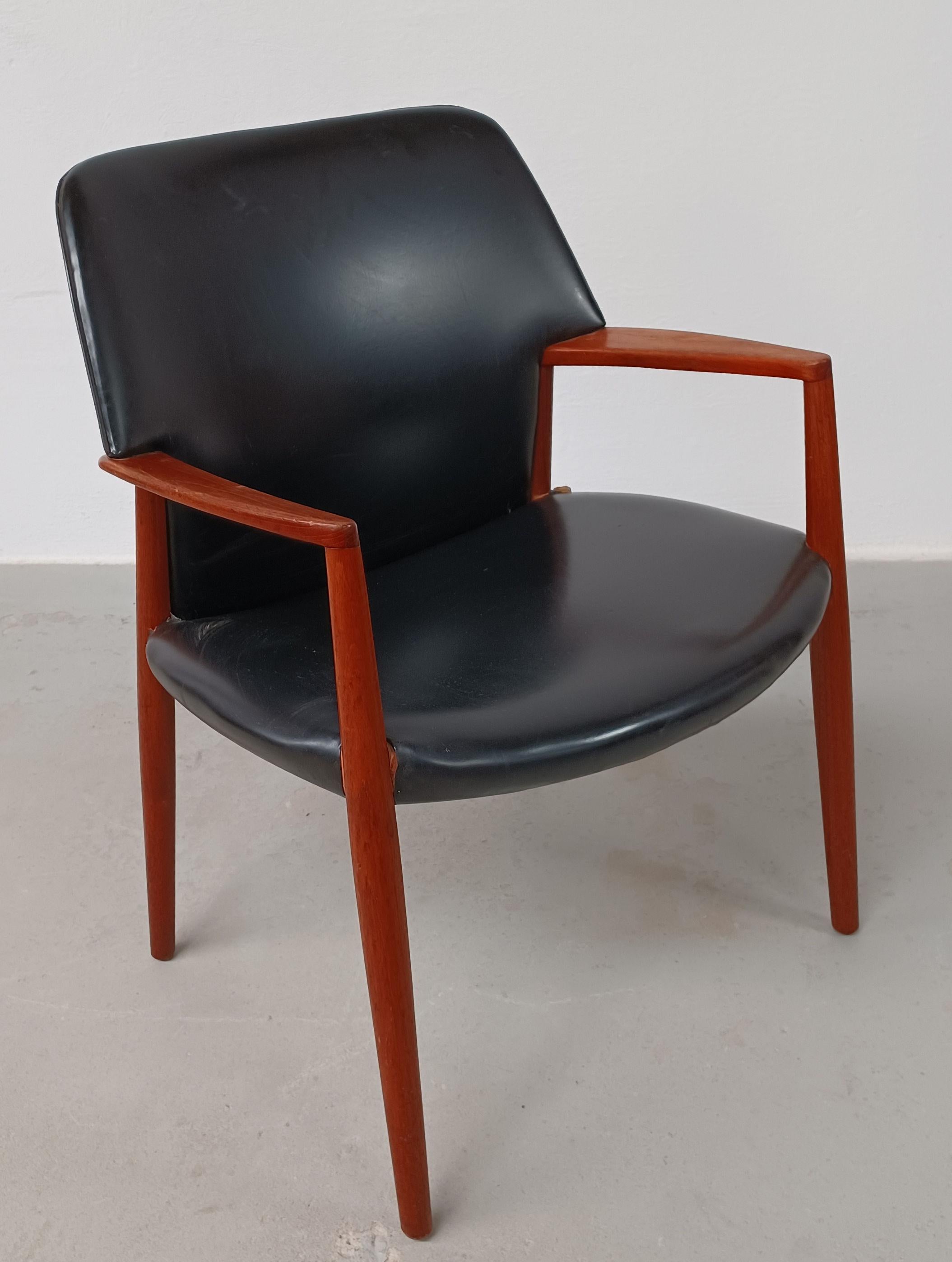1950s Ejnar Larsen, Aksel Bender Madsen Fully Restored Reupholstered Armchair  For Sale 3