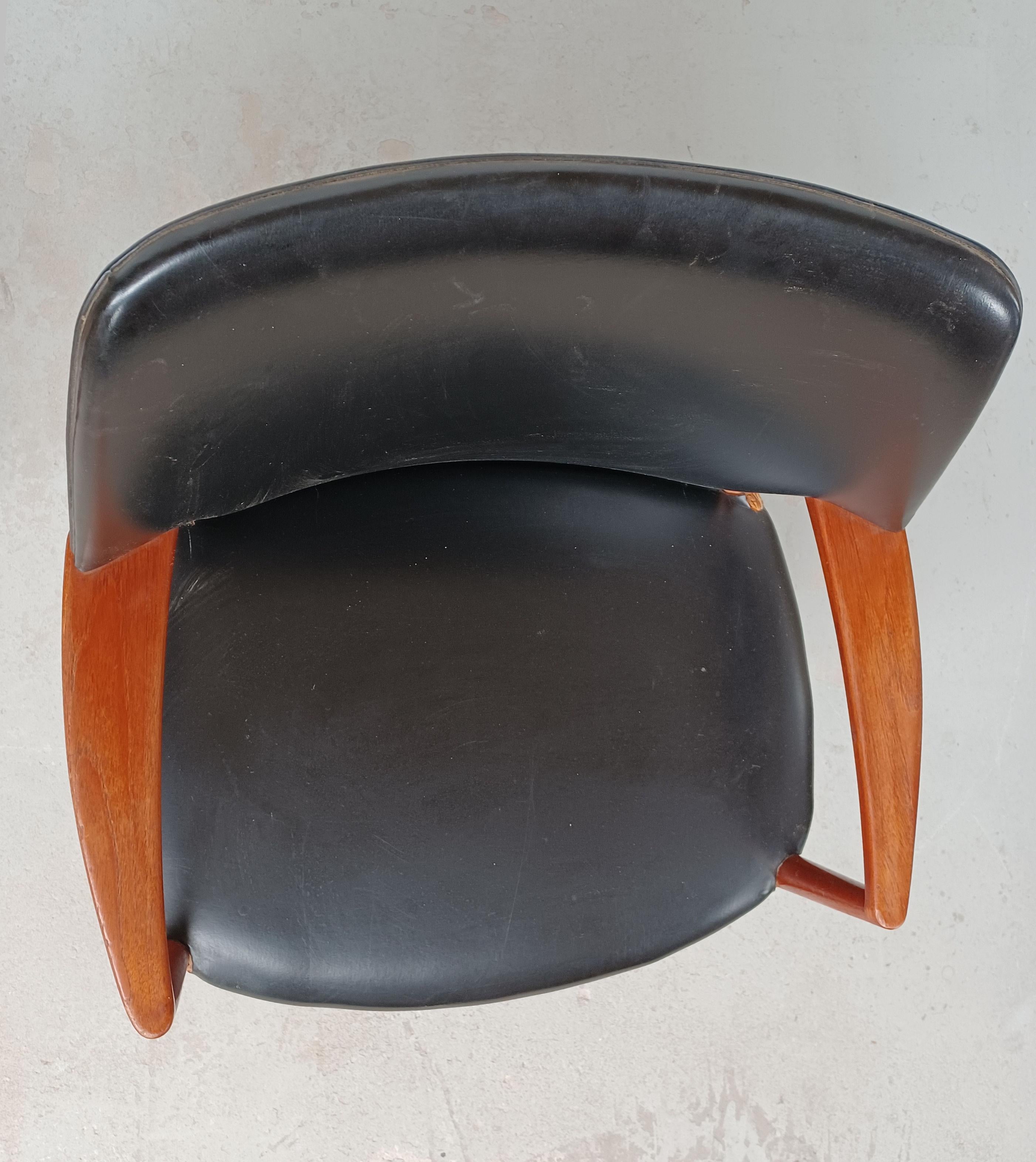 1950s Ejnar Larsen, Aksel Bender Madsen Fully Restored Reupholstered Armchair  For Sale 4