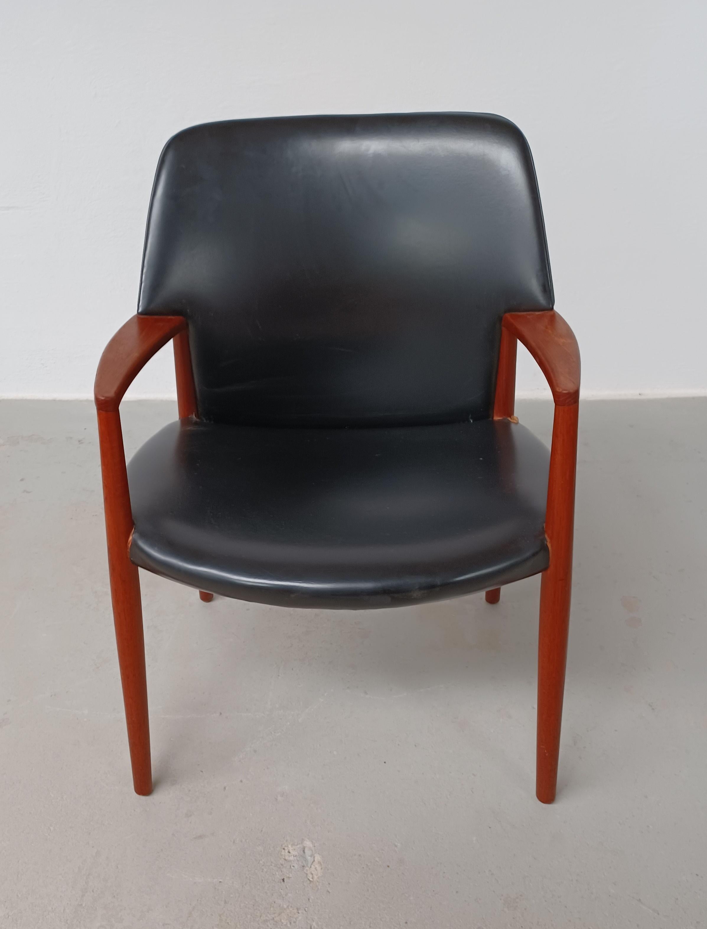 1950er Jahre Ejnar Larsen, Aksel Bender Madsen vollständig restaurierter, neu gepolsterter Sessel aus Teakholz.

Der Sessel ist mit seiner vollen Rückenlehne eine seltene Version von Aksel Bender Madsen & Ejnar Larsens Modell 4205, das 1955 für
