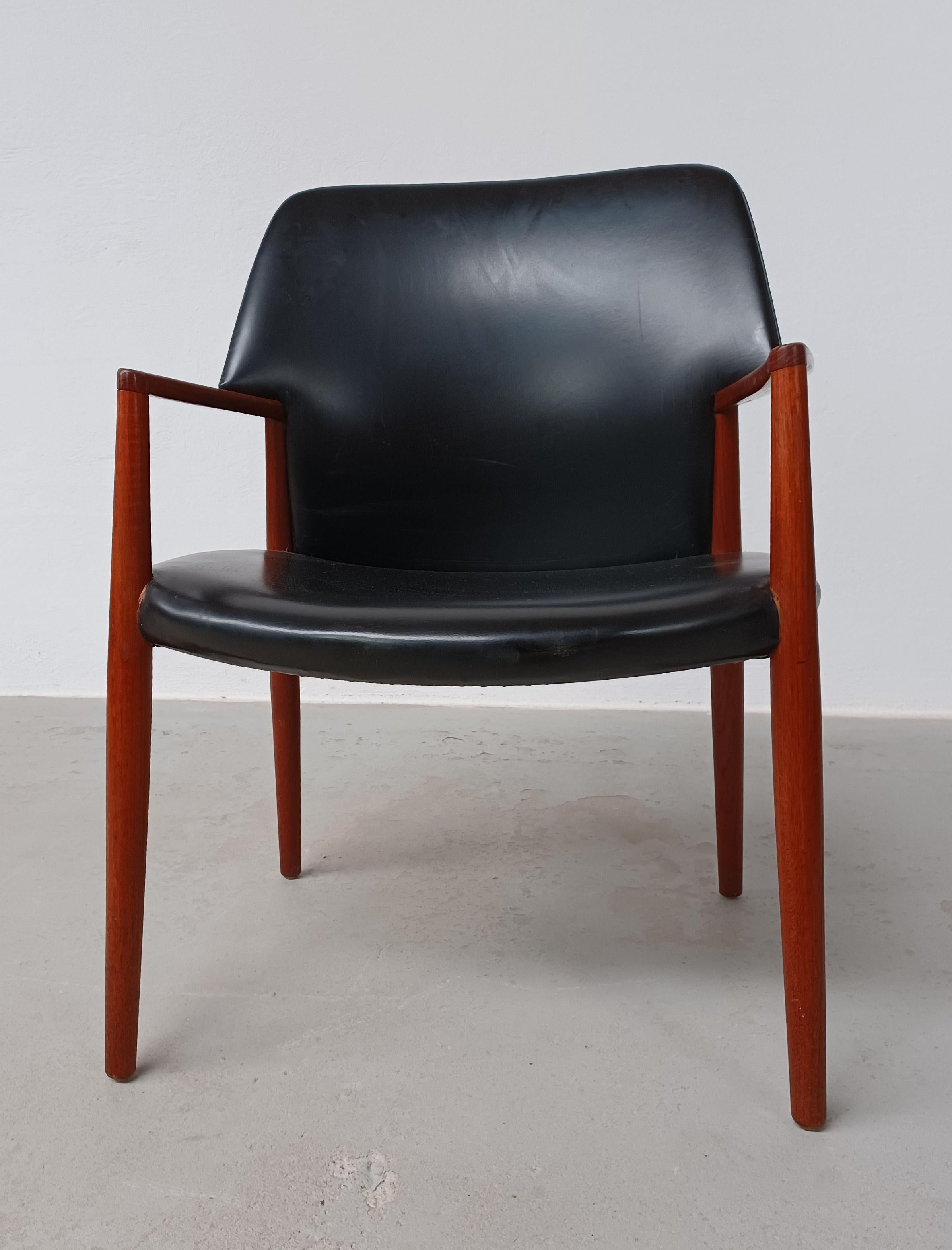 Mid-Century Modern 1950s Ejnar Larsen, Aksel Bender Madsen Fully Restored Reupholstered Armchair  For Sale