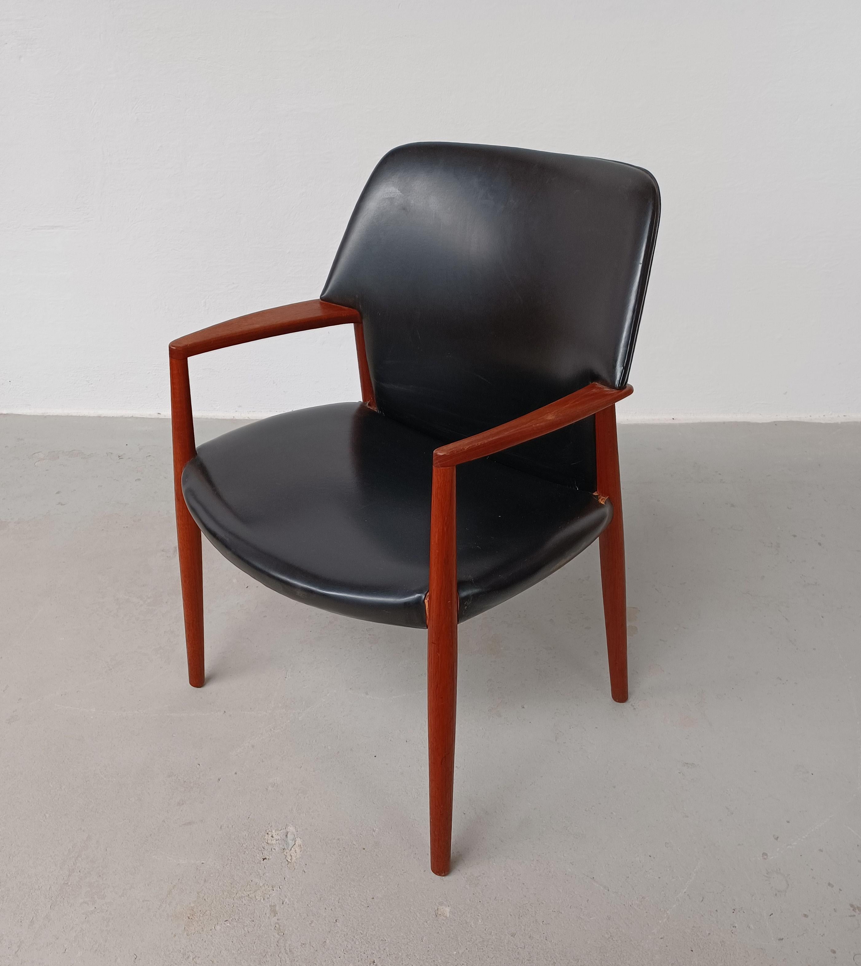 Danish 1950s Ejnar Larsen, Aksel Bender Madsen Fully Restored Reupholstered Armchair  For Sale