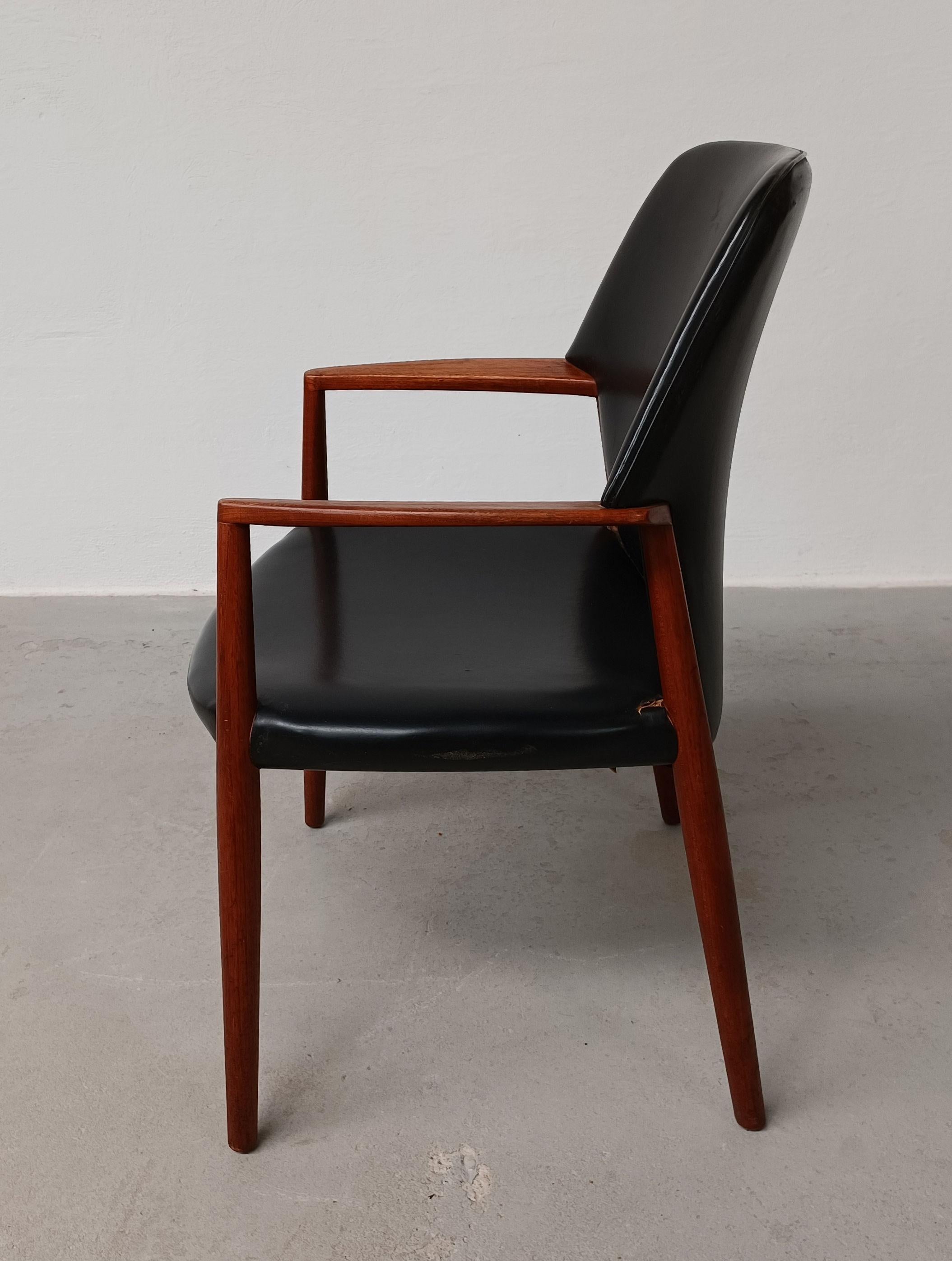 1950s Ejnar Larsen, Aksel Bender Madsen Fully Restored Reupholstered Armchair  In Good Condition For Sale In Knebel, DK