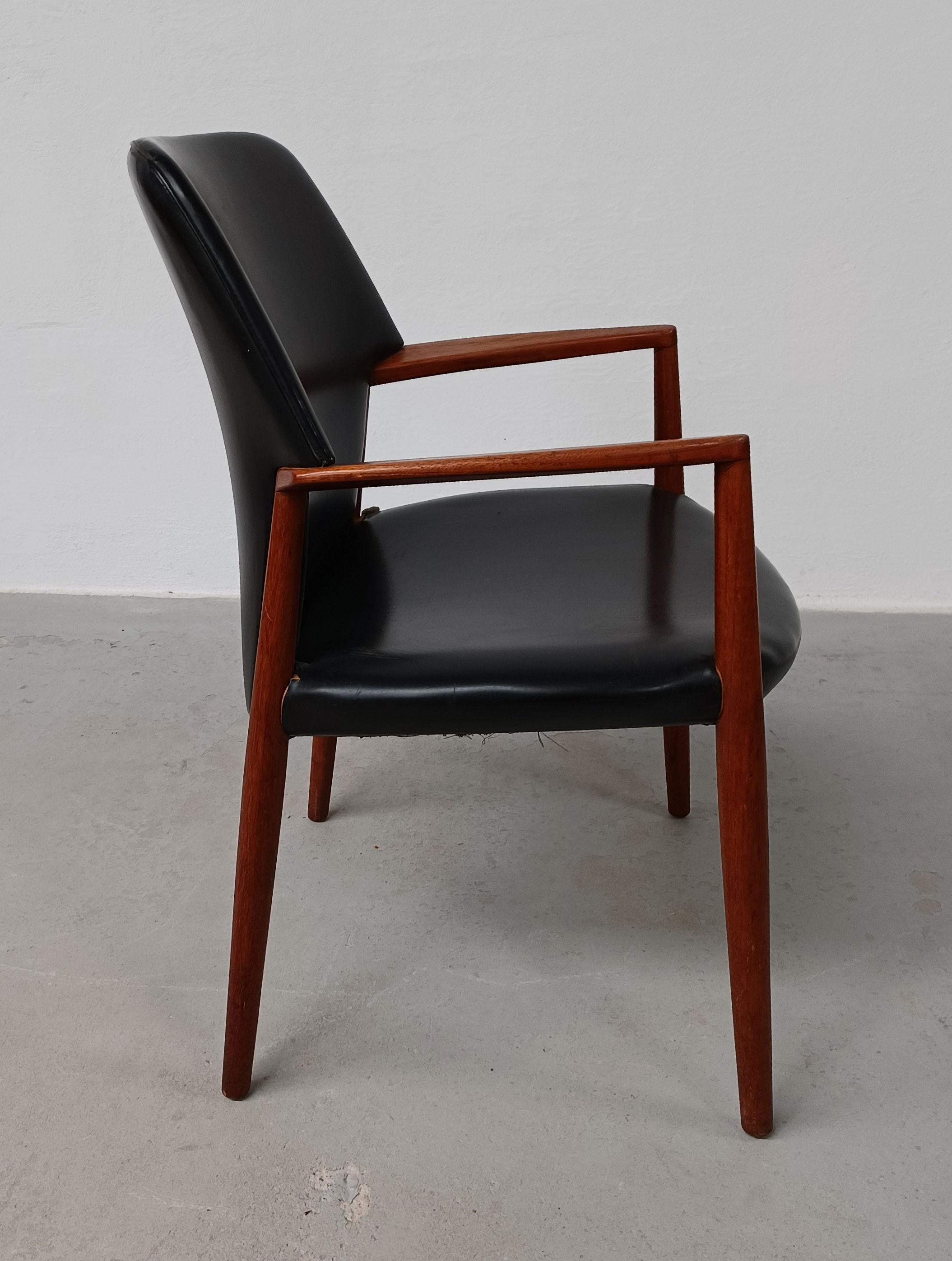 1950s Ejnar Larsen, Aksel Bender Madsen Fully Restored Reupholstered Armchair  For Sale 2