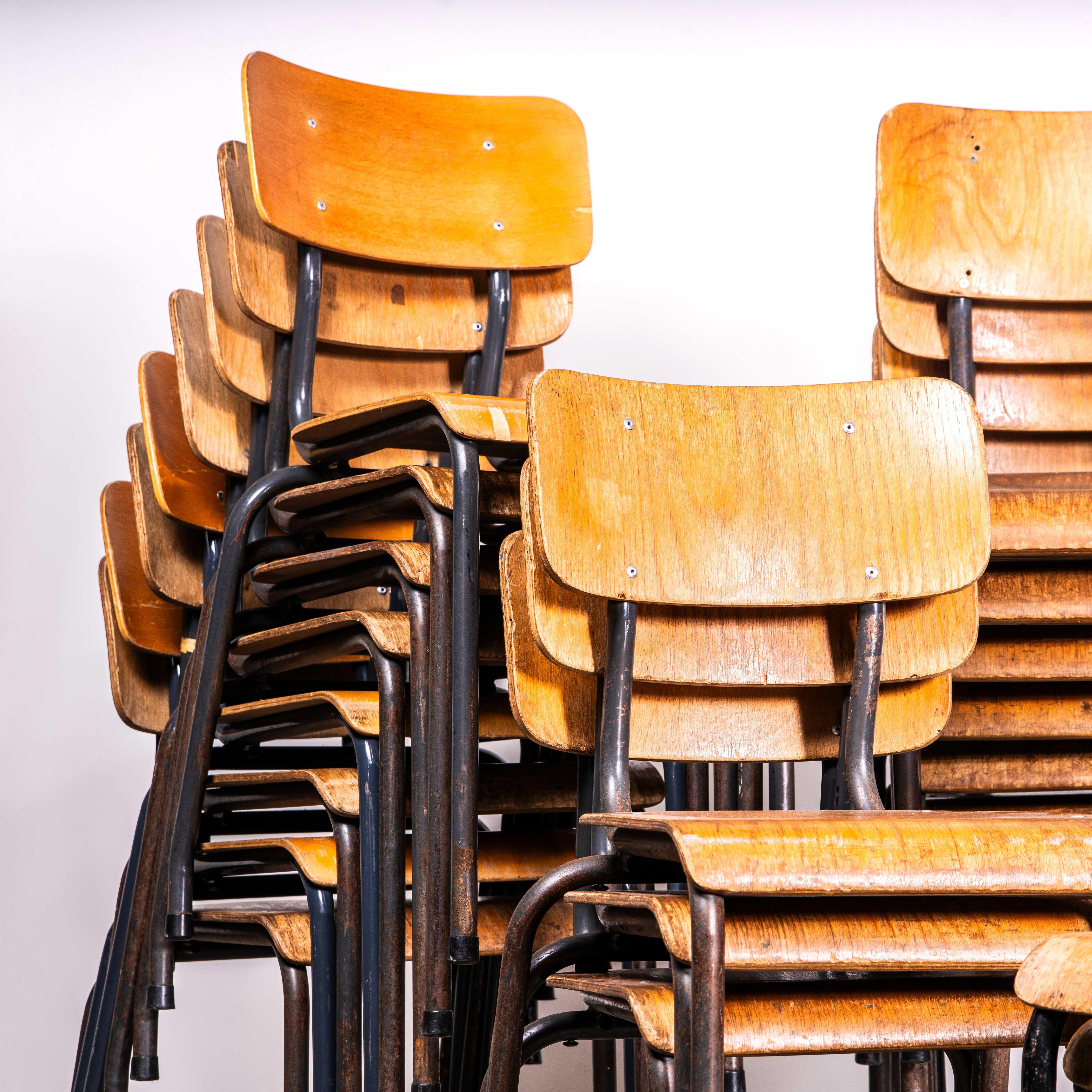 1950's Elbe Steel Grey Stacking Dining Chairs - Gute Menge verfügbar. 

Diese sind ein 1950's Vintage Stapeln Schule / Universität Esszimmer Stuhl mit geformten Birke Sitze und Rückenlehnen auf einem Metallrahmen gemacht. Diese Stühle sind sehr