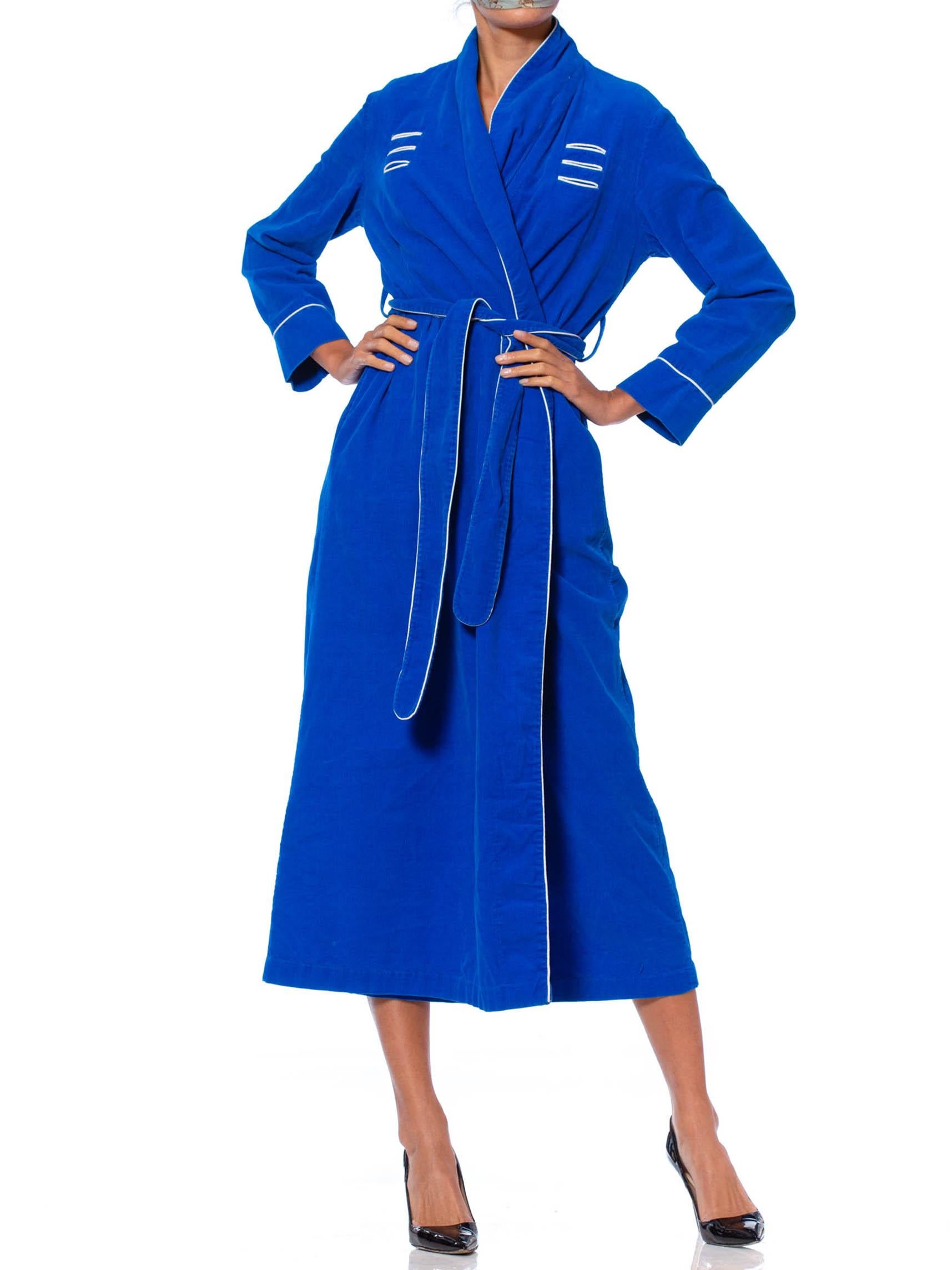 1950S Electric Blue Cotton Corduroy Robe mit weißen Paspeln & niedlichen Taschen (Blau) im Angebot