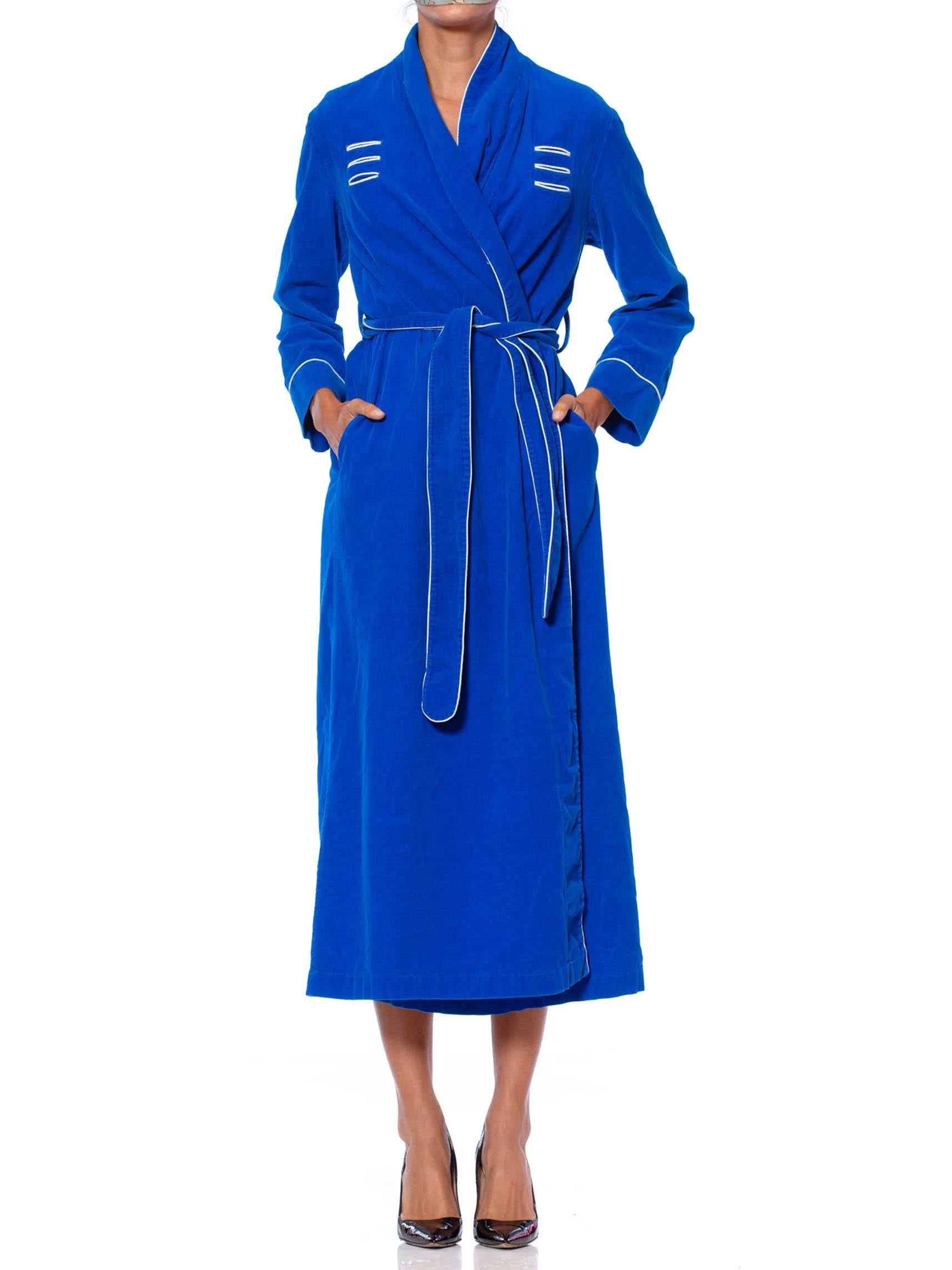 1950S Electric Blue Cotton Corduroy Robe mit weißen Paspeln & niedlichen Taschen im Zustand „Hervorragend“ im Angebot in New York, NY