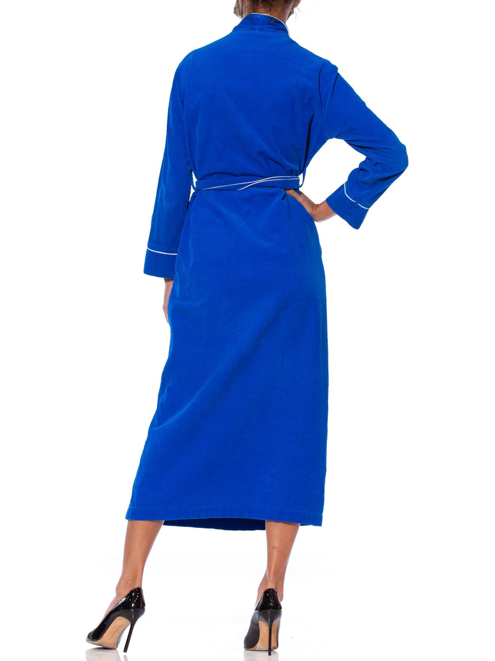 1950S Electric Blue Cotton Corduroy Robe With White Piping & Cute Pockets In Excellent Condition For Sale In New York, NY