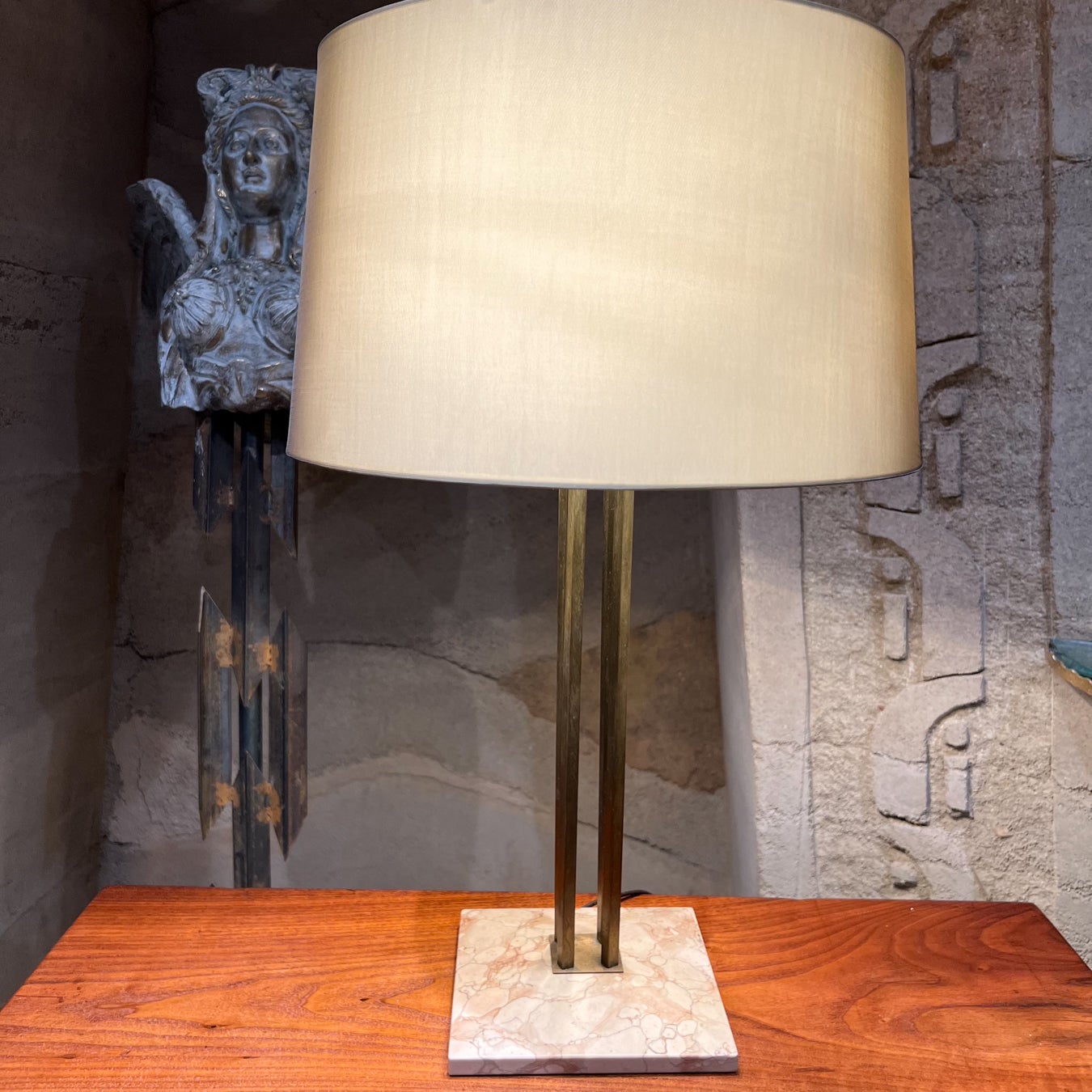 Lampe de table élégante des années 1950 conçue par Gerald Thurston et produite par Lightolier.
La lampe est soutenue par une base en marbre coloré et facetté. Prise de lumière à trois voies.
27 de haut à l'épi x 7,5 x 7,5
État original vintage