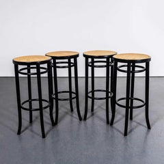 Élégants tabourets de bar ébénisés des années 1950 - ensemble de quatre sièges en rotin