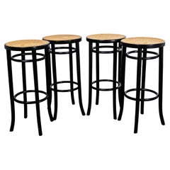 Élégants tabourets de bar ébénisés des années 1950 - ensemble de quatre sièges en rotin