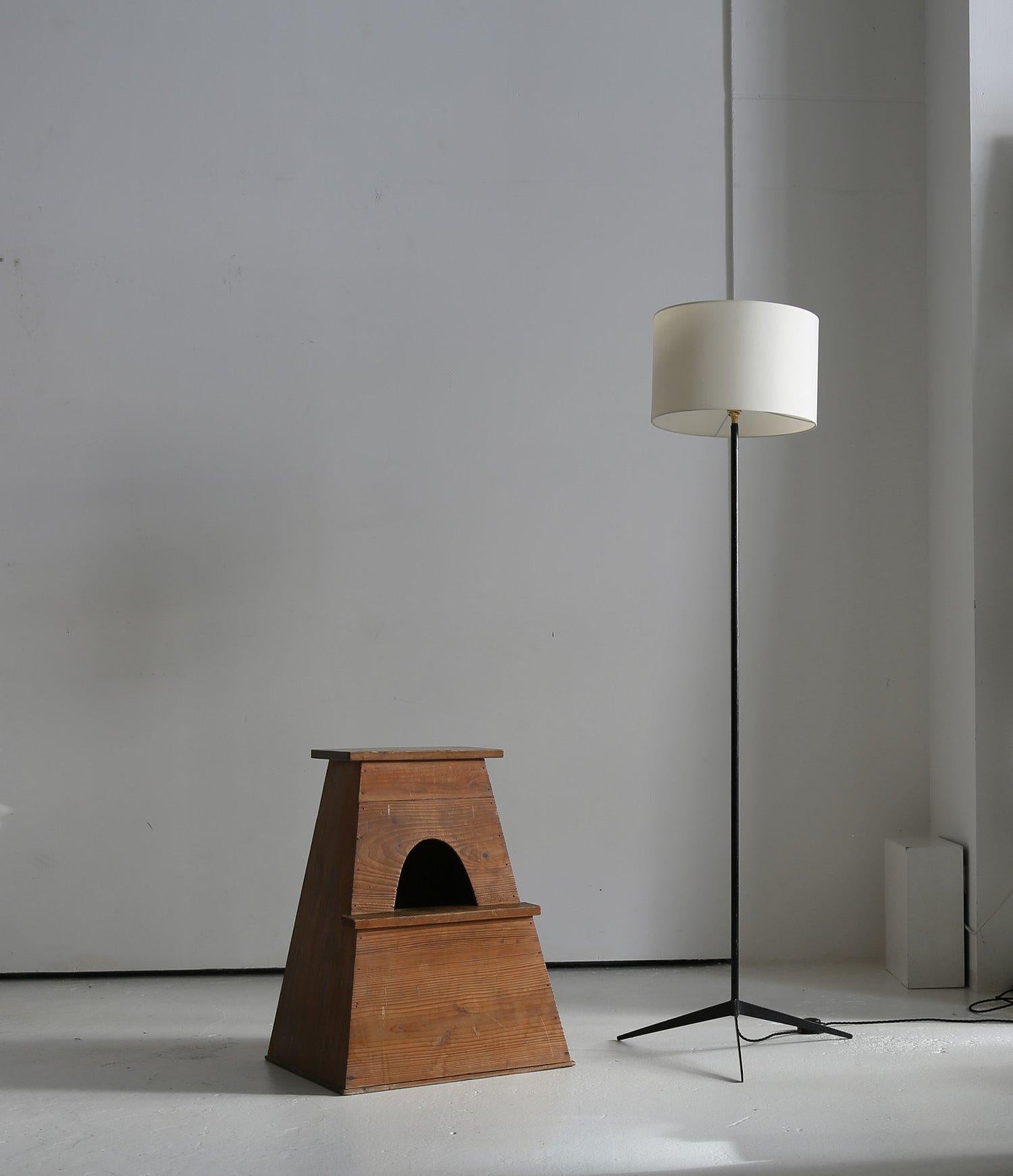 1950er Jahre Elegante italienische modernistische Stehlampe aus Eisen im Angebot 3