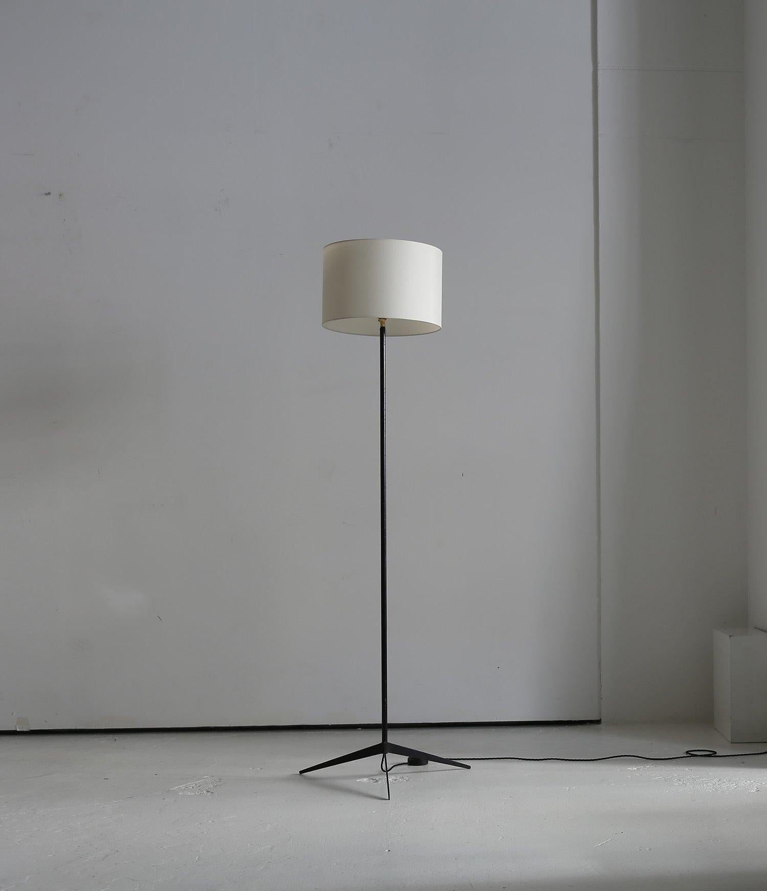 Smarte Stehlampe aus Eisen. 

Starker modernistischer/atomarer Akzent. 

Alles im Originalzustand, mit abblätternder Farbe. 

Italien 1950er Jahre.

Kürzlich nach britischem Standard neu verkabelt. 

H 158cm x T 52cm

140cm (ohne Schirm, nicht im