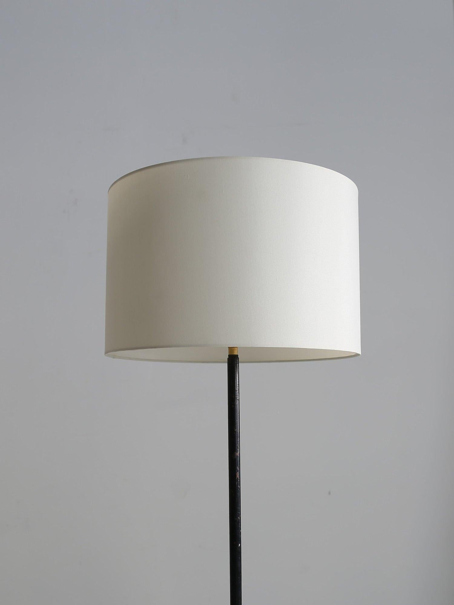 1950er Jahre Elegante italienische modernistische Stehlampe aus Eisen im Angebot 1