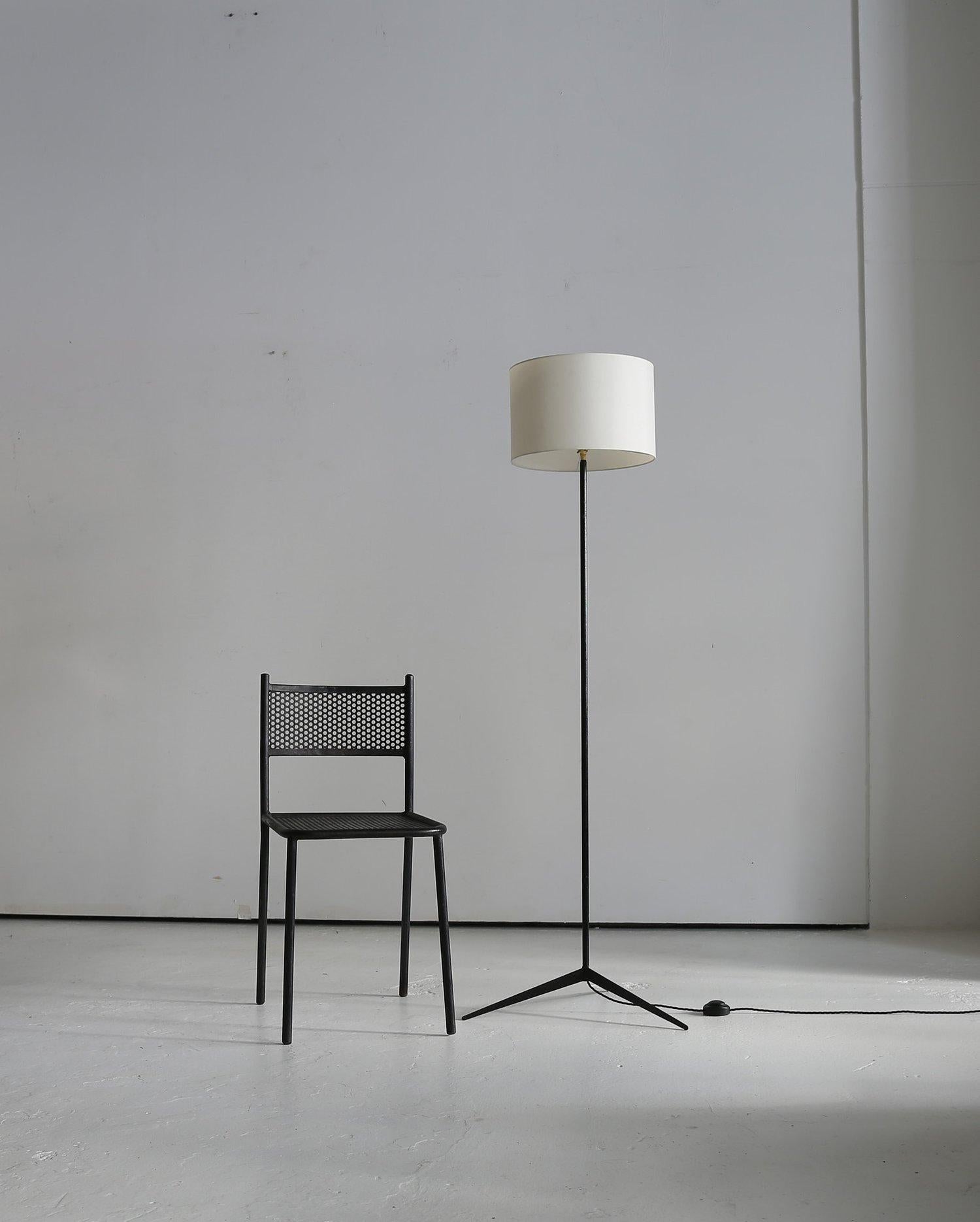 1950er Jahre Elegante italienische modernistische Stehlampe aus Eisen (Handgefertigt) im Angebot