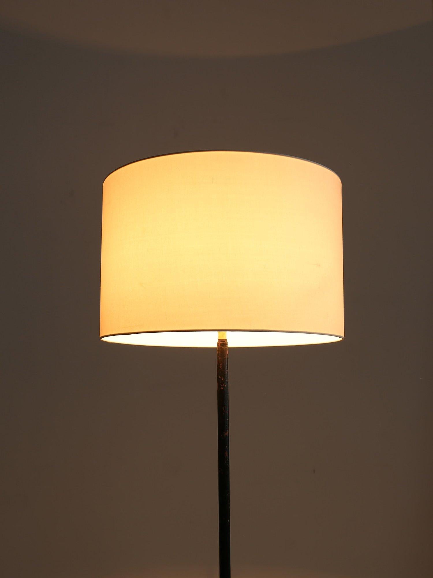 1950er Jahre Elegante italienische modernistische Stehlampe aus Eisen (20. Jahrhundert) im Angebot