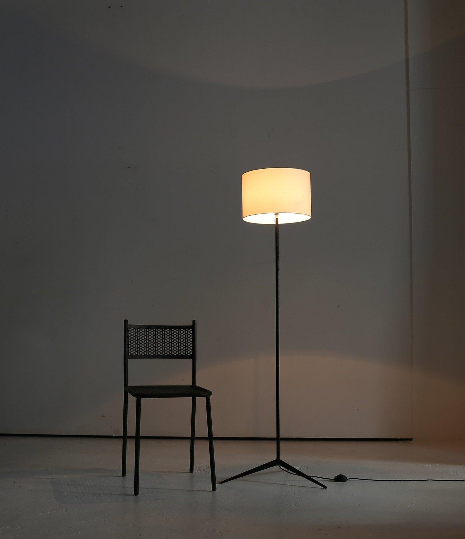 1950er Jahre Elegante italienische modernistische Stehlampe aus Eisen im Zustand „Gut“ im Angebot in London, England