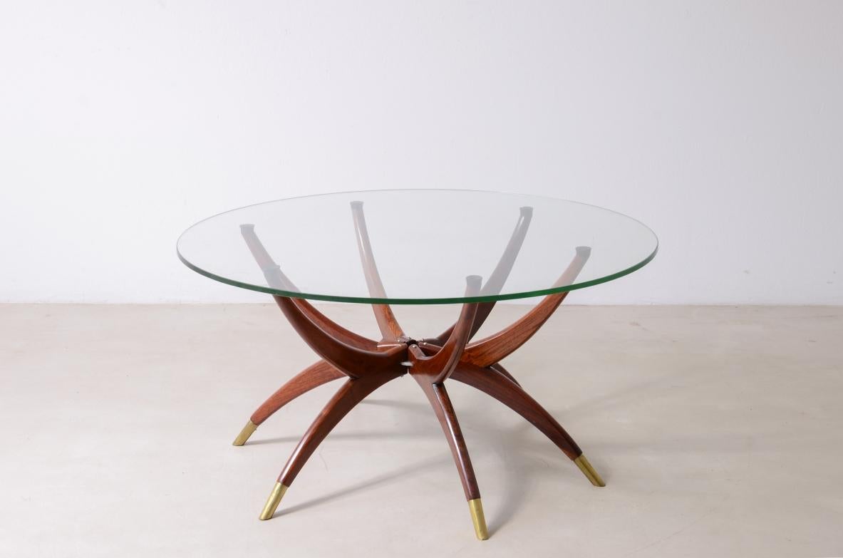 italien Table basse élégante des années 1950 avec 6 pieds en bois courbé en vente