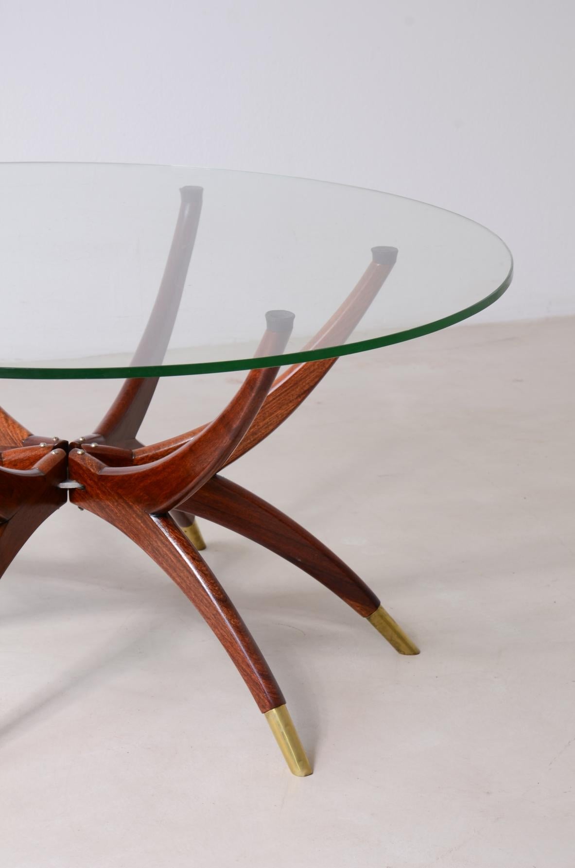 20ième siècle Table basse élégante des années 1950 avec 6 pieds en bois courbé en vente
