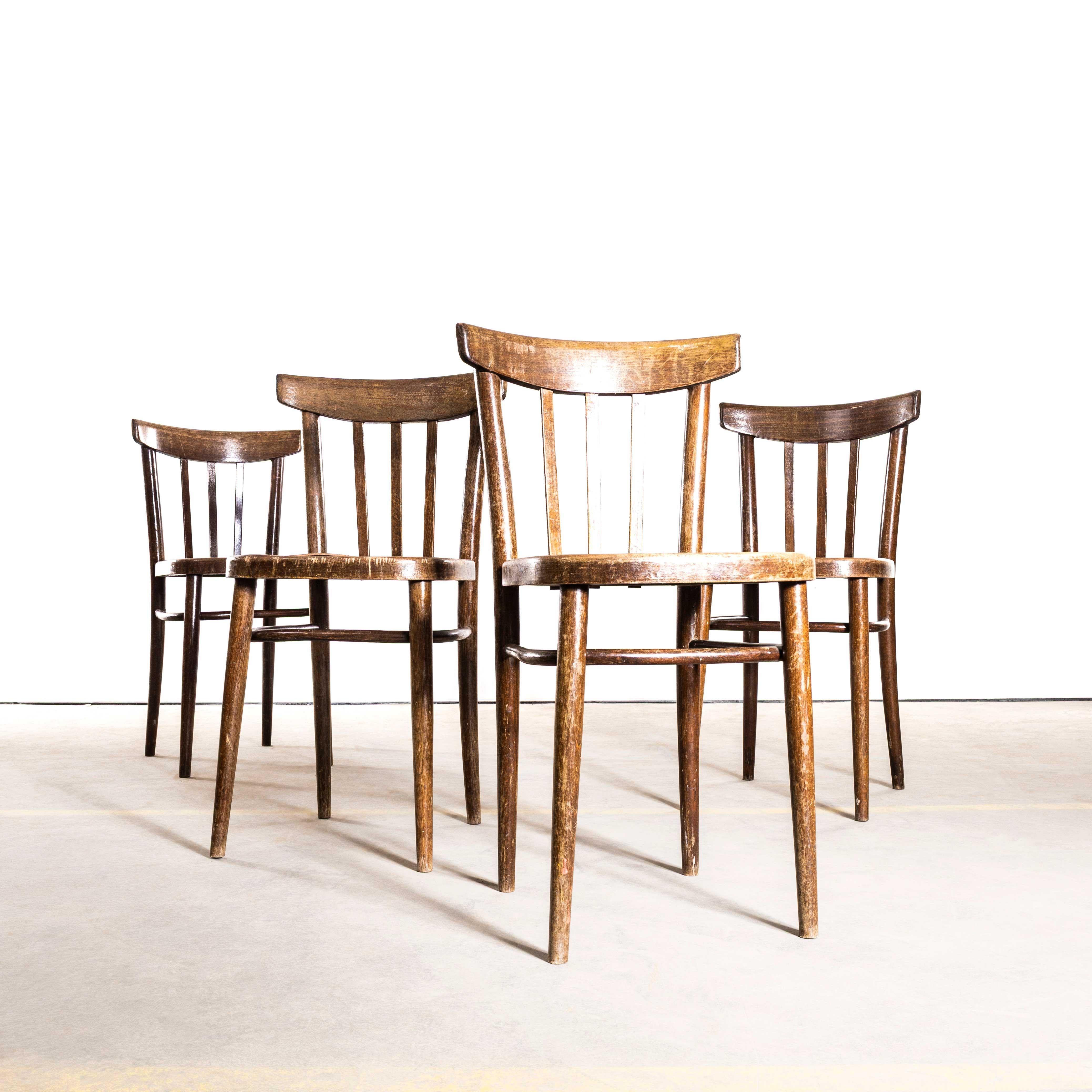1950's Elegant Tall Bentwood Dining Chairs By Ton - Set Of Four. 
Hochwertige, maßstabsgetreue Esszimmerstühle der berühmten tschechischen Firma Ton, die noch heute tätig ist und schöne Stühle herstellt. Wir haben das Gestell behutsam restauriert,