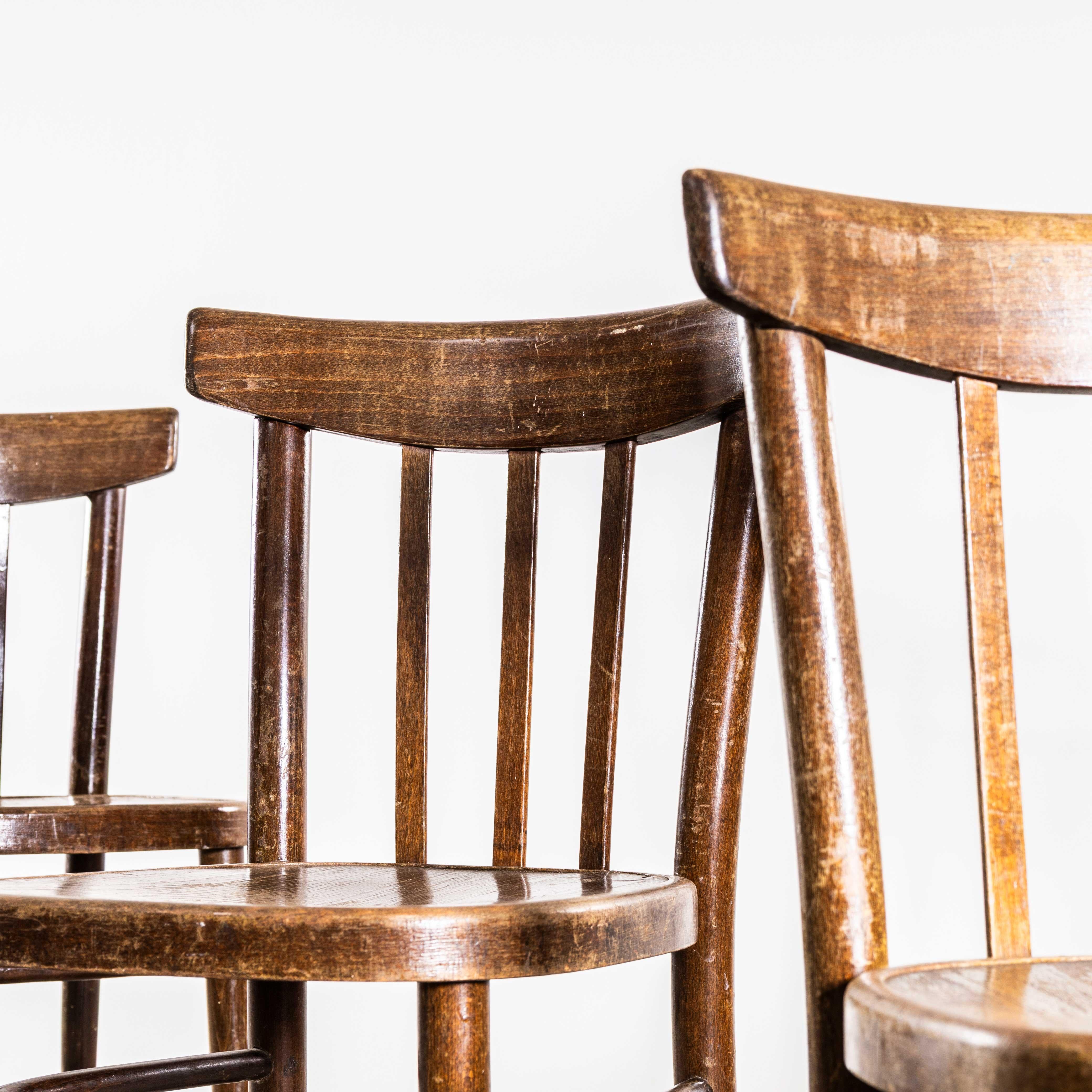 1950er Jahre Elegante hohe Bugholz-Esszimmerstühle von Ton - Vierer-Set (Tschechisch) im Angebot