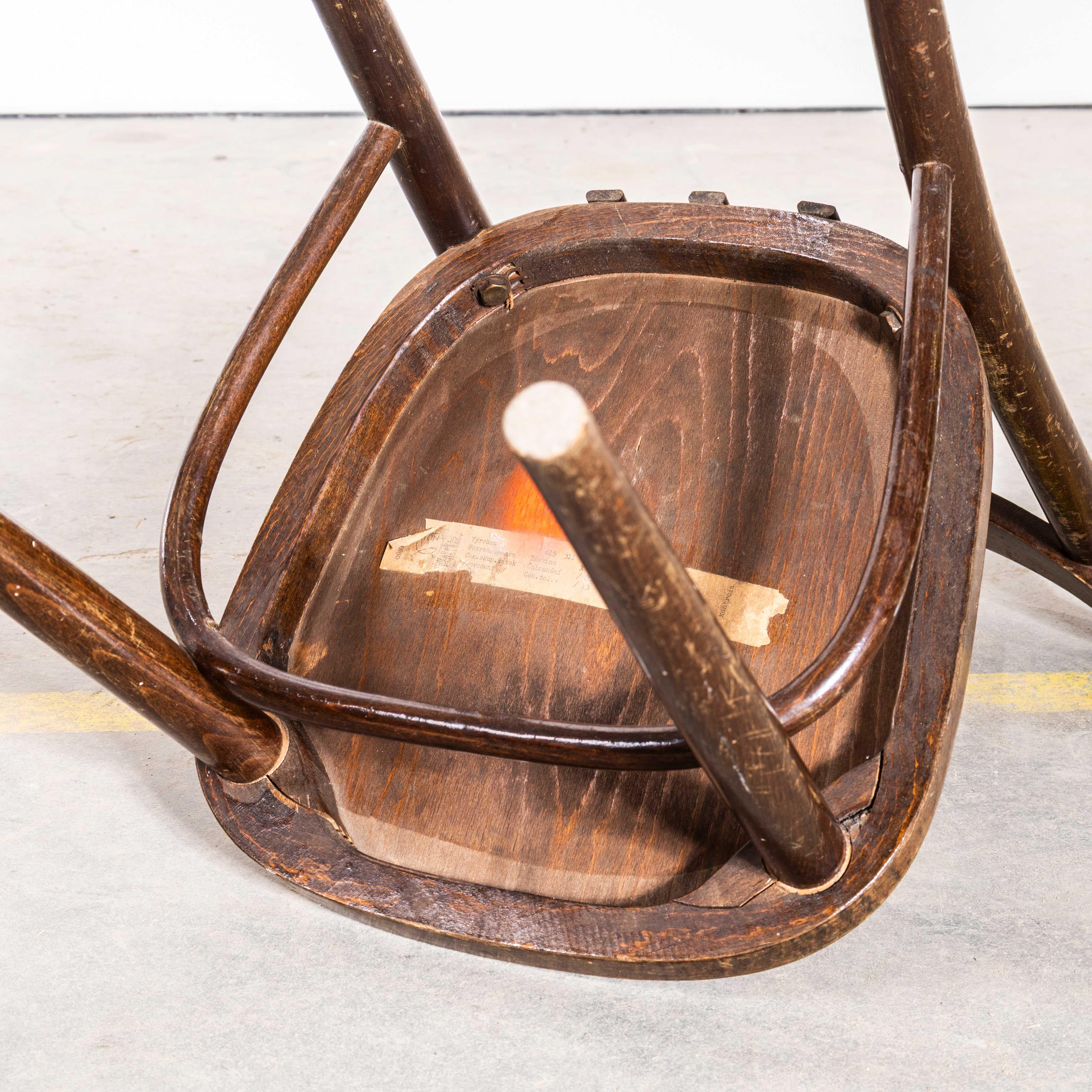 1950er Jahre Elegante hohe Bugholz-Esszimmerstühle von Ton - Vierer-Set im Angebot 2