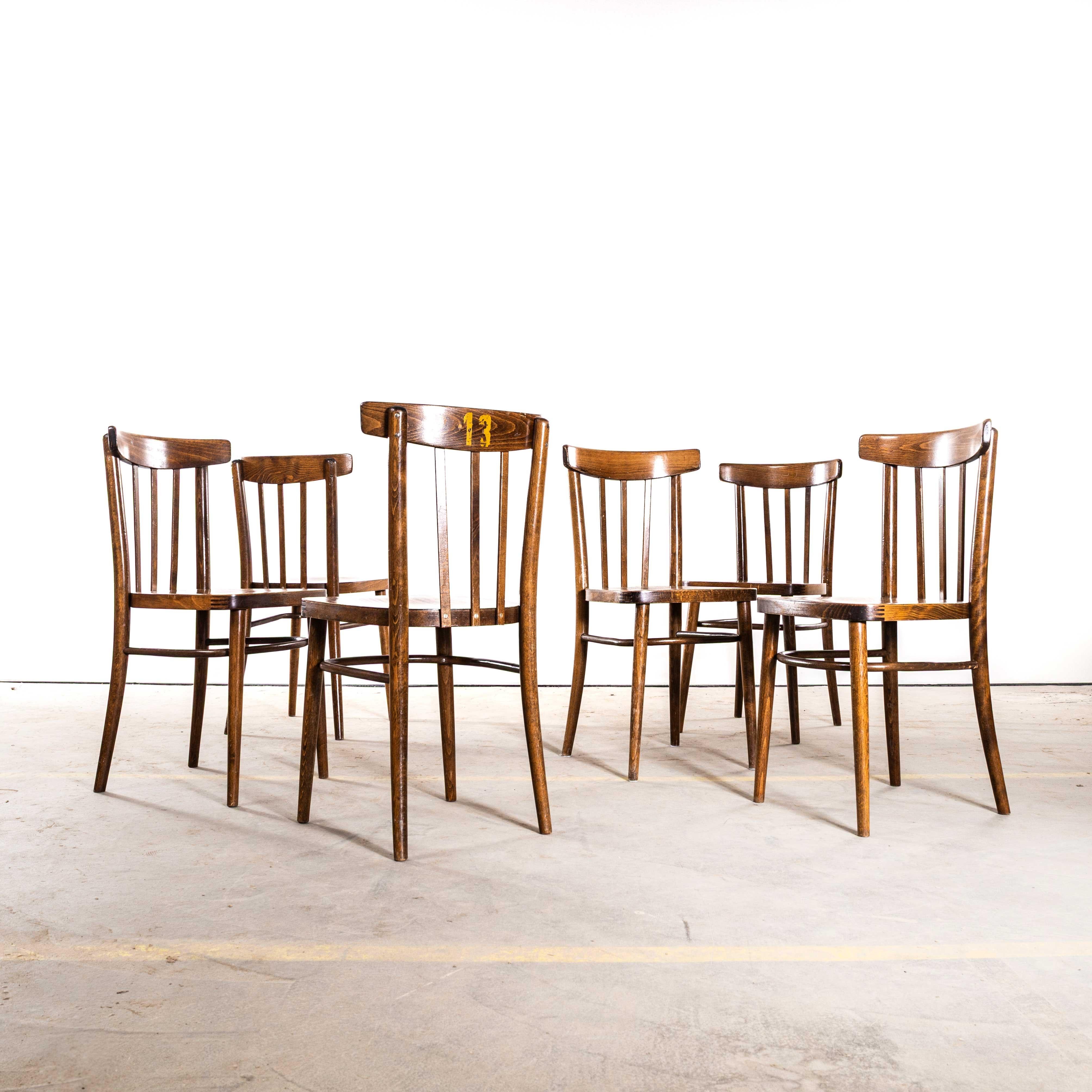 Sedie da pranzo alte in bengala Eleg degli anni '50 di Ton - Set di sei. 
Sedie da pranzo di alta qualità e in buona scala prodotte dalla famosa azienda ceca Ton, tuttora in attività e produttrice di bellissime sedie. Abbiamo restaurato