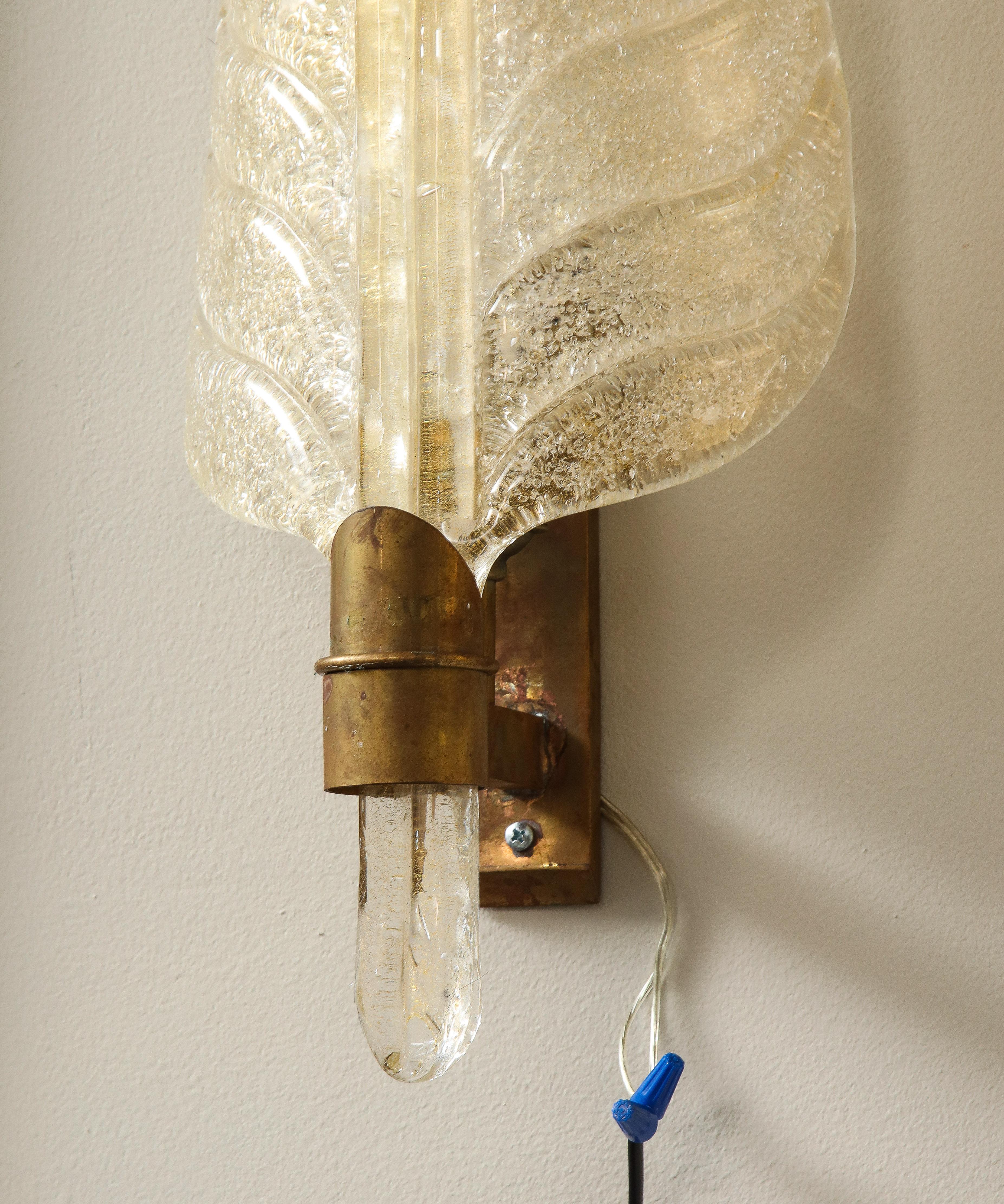 Neoclassical 1950s Elegant Vintage Barovier Gold Incrusted Murano Glass Feather Wall Sconces