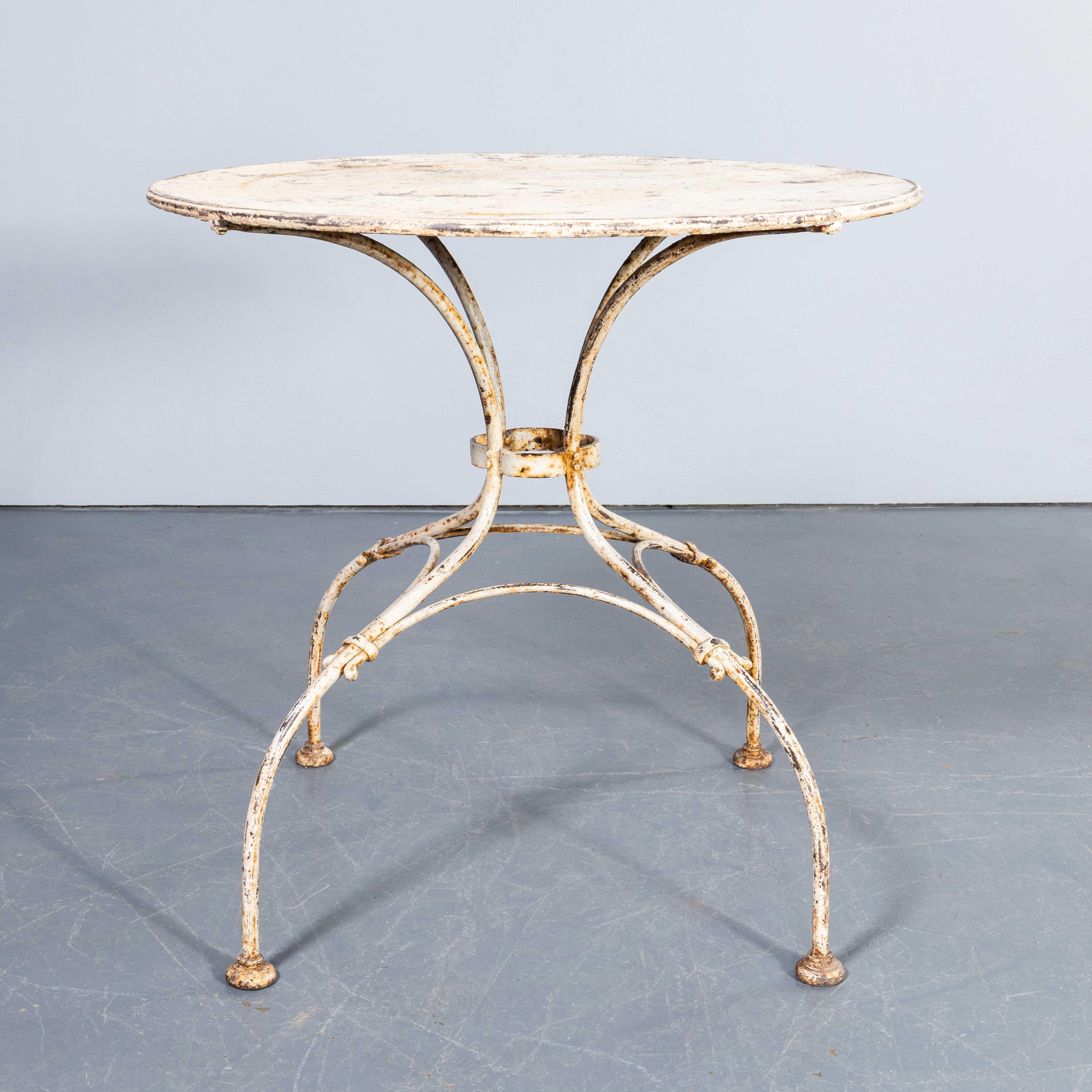 1950's Elegant Weiß Französisch Runde Outdoor-Metall-Tisch. 
Gut gemachter eleganter Original-Metalltisch aus Frankreich. Original durch und durch und in ausgezeichnetem Zustand, hat der Tisch eine detaillierte Hand geschmiedet solide Stange Basis
