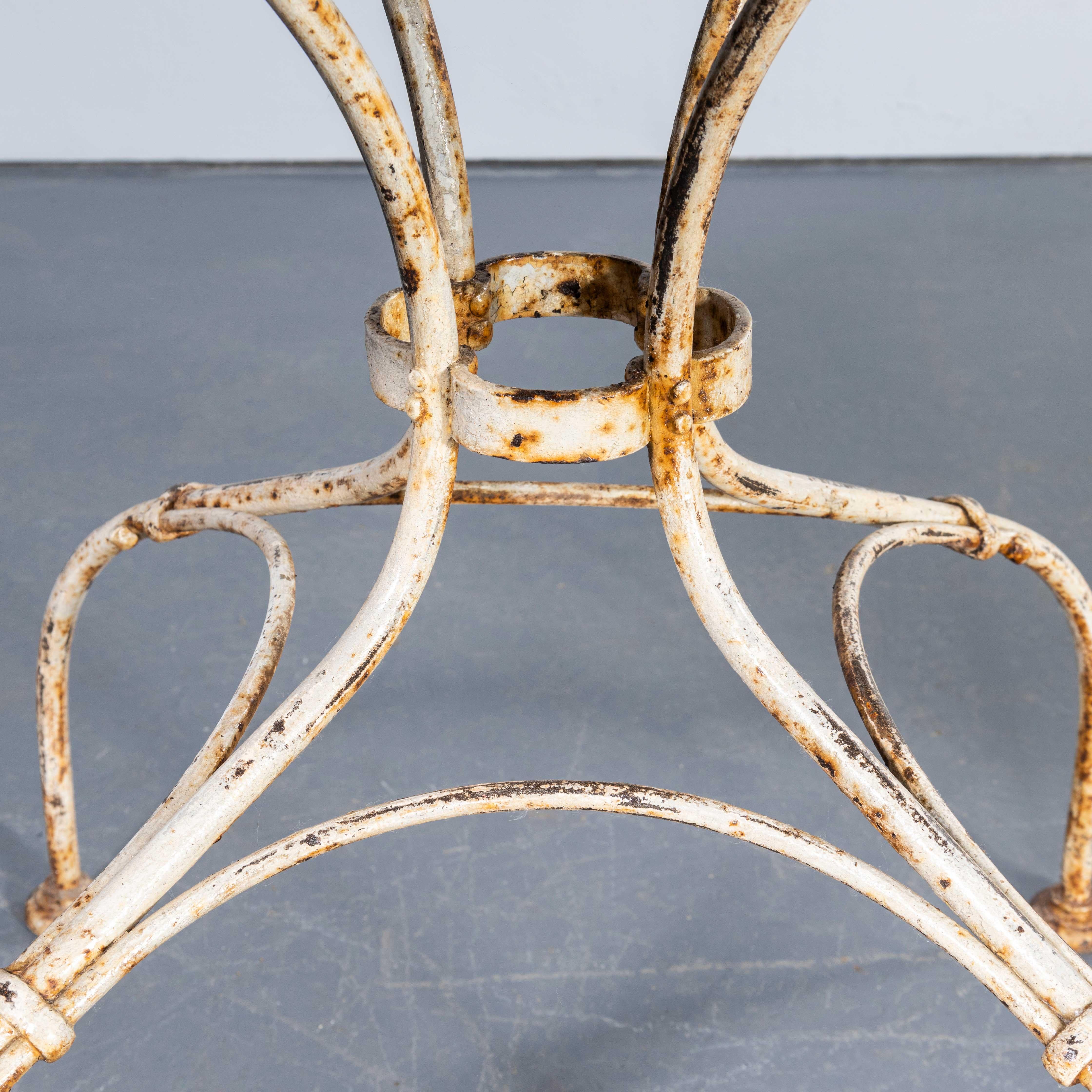 1950er Jahre Eleganter weißer französischer runder Metalltisch für den Außenbereich (Französisch) im Angebot